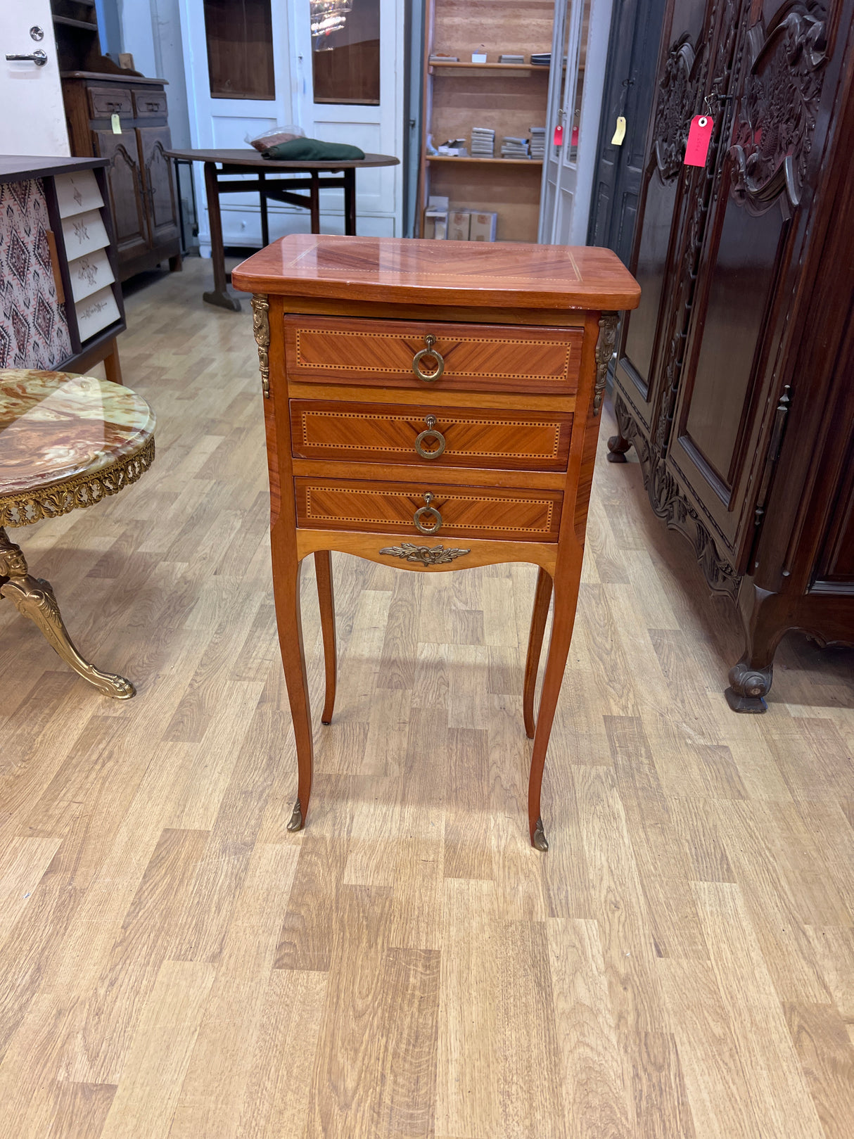 Kaunis italialainen lipasto L. 40cm, S. 29,5cm ja K. 74cm