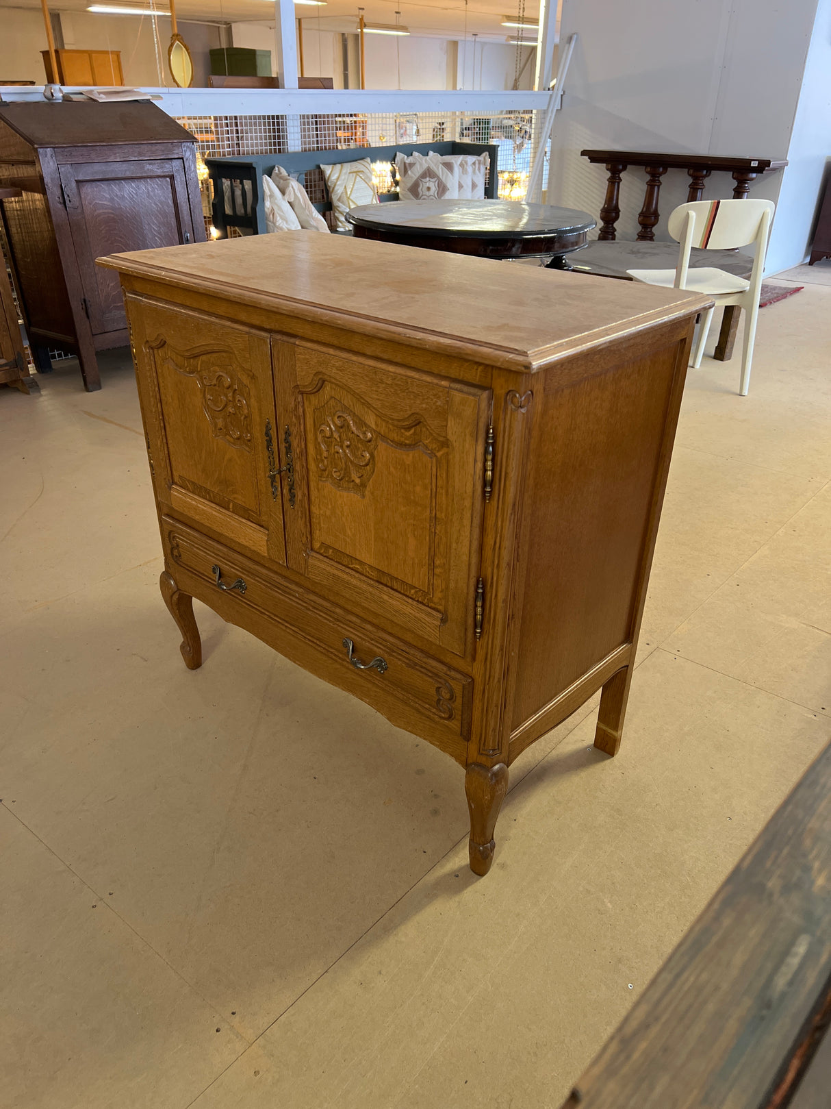 Rokokoo lipasto L. 88,5cm, S. 44,5cm ja K. 84,5cm.