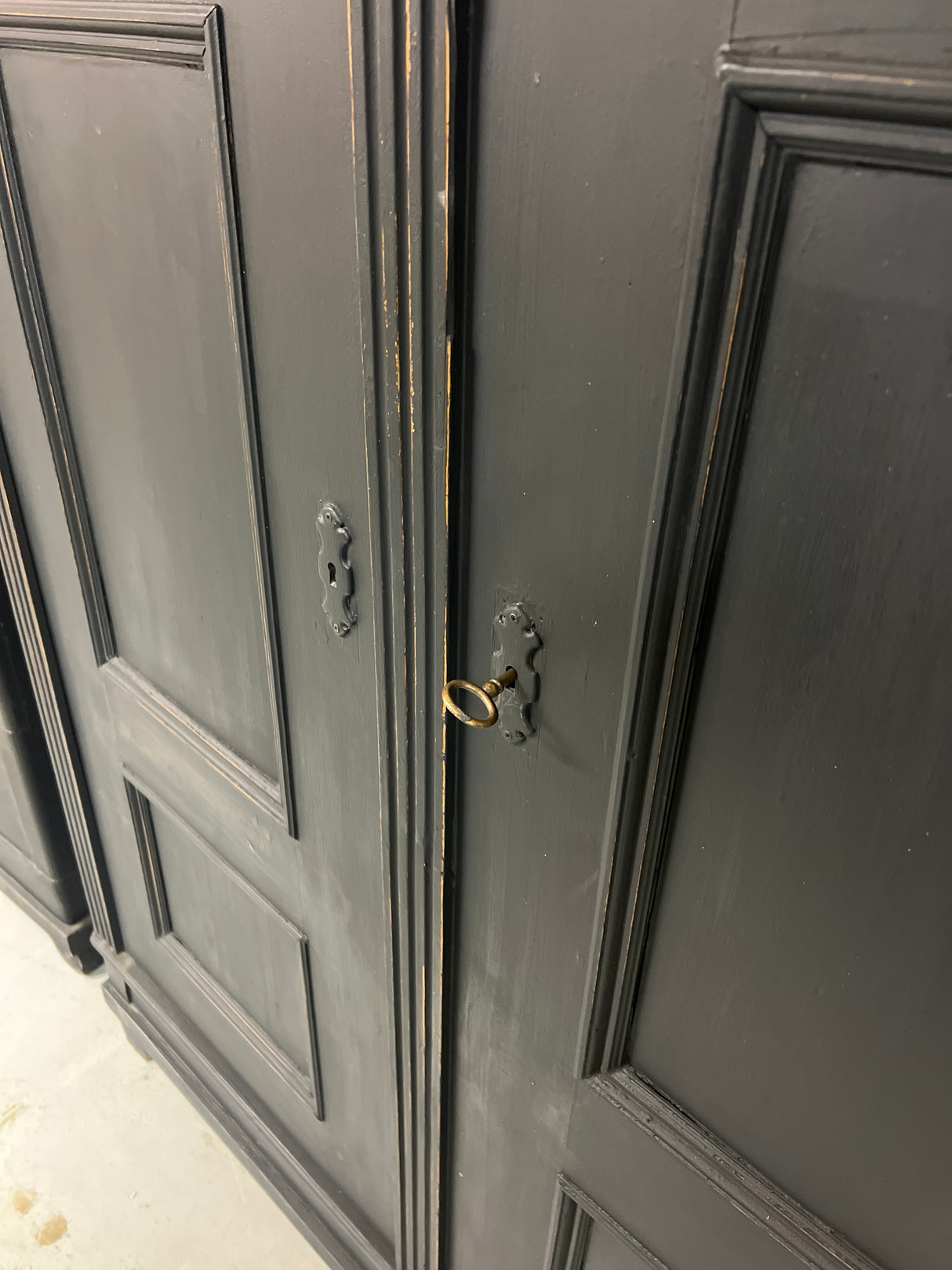 Black wardrobe W. 124.5cm, D. 55cm and H. 178cm