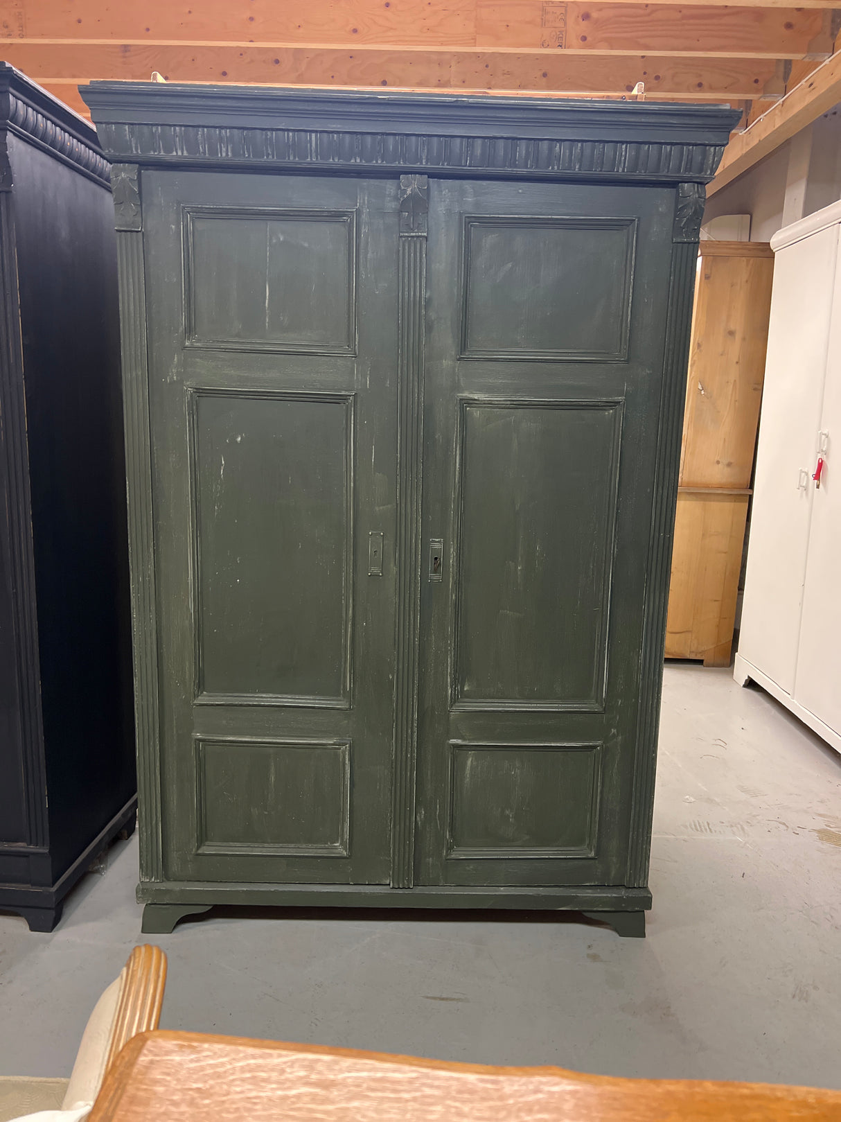 Vihreä vaatekaappi L. 123,5cm, S. 53,5cm ja K. 175,5cm