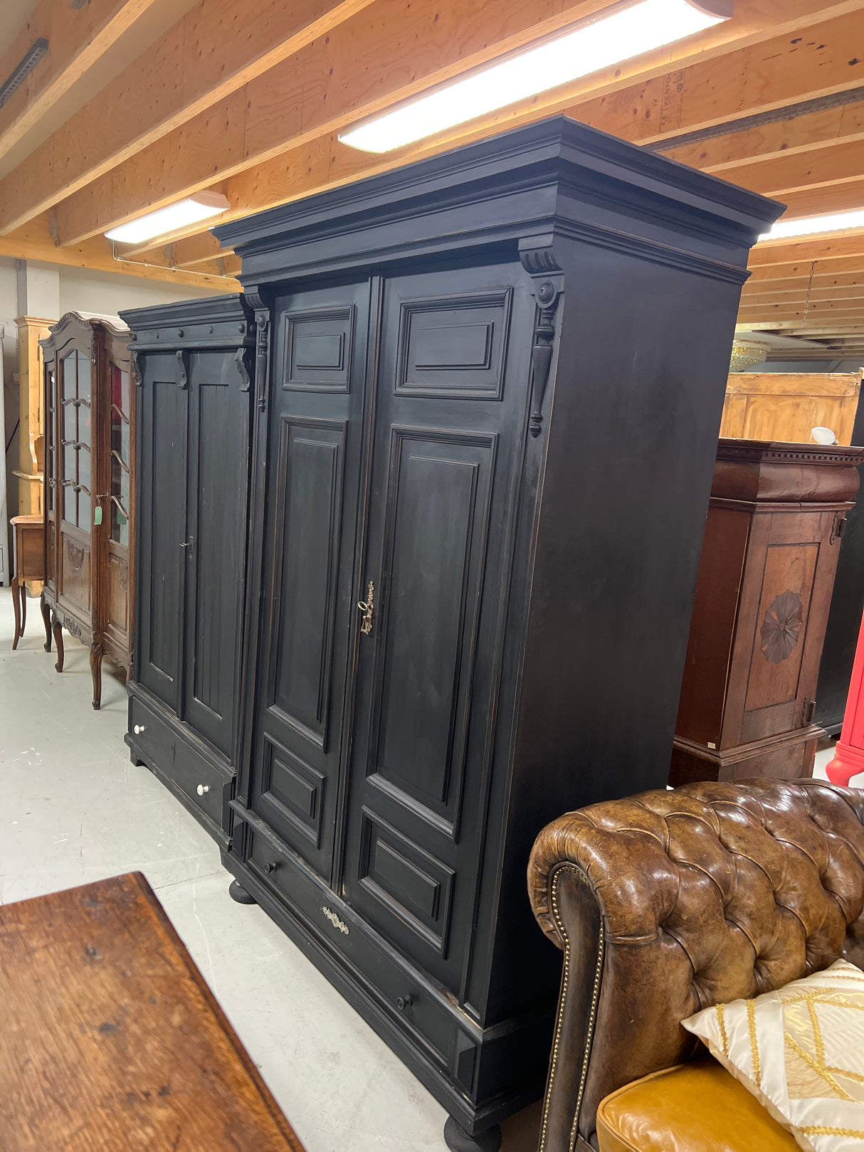 Upea musta vaatekaappi L. 129cm, S. 59cm ja K. 191cm