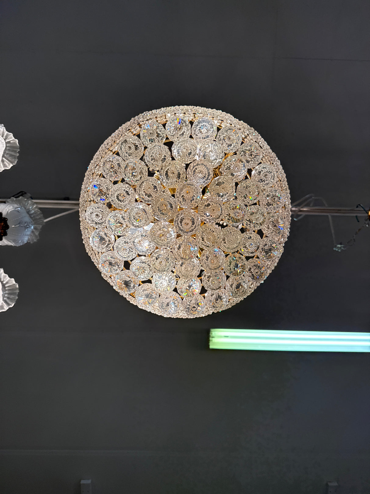 Upea pussikruunu kullanvärisellä rungolla. Halkaisija 40cm