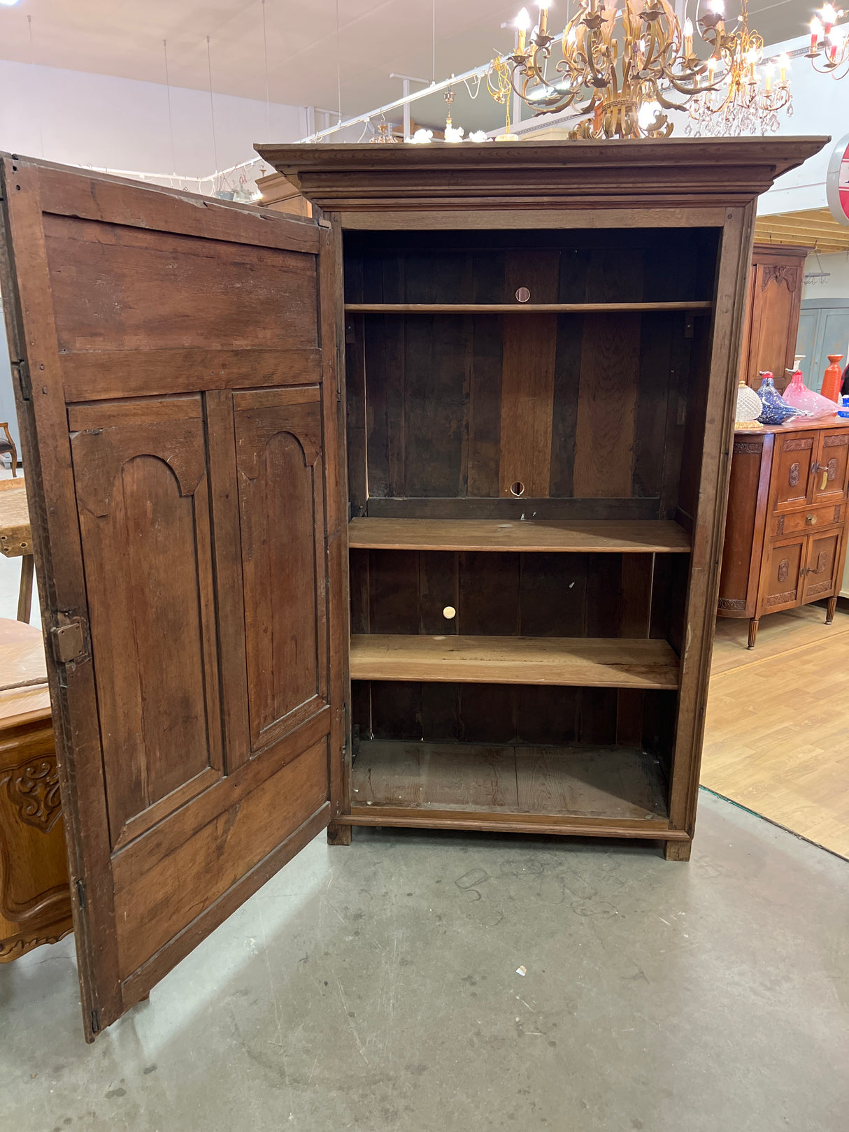 1800-luvun tamminen vaatekaappi