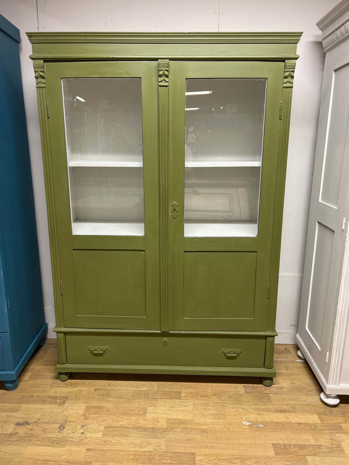 Kaunis vihreä vitriinikaappi L. 121cm, S. 46,5cm ja K. 177cm.