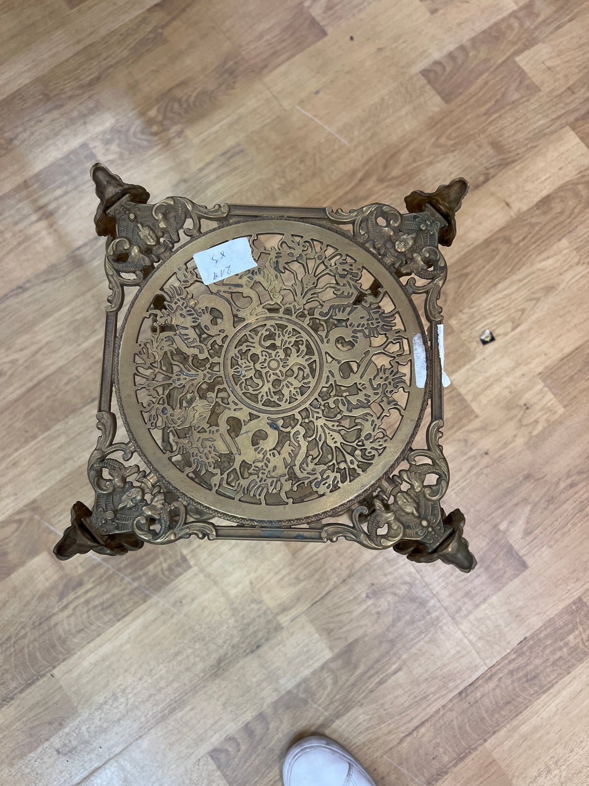 Kukkapöytä L. 25cm, S.25cm ja K. 44cm