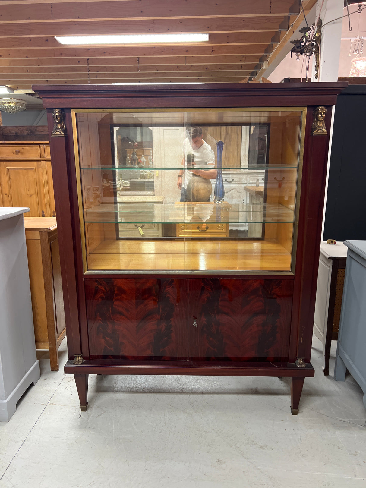 Empire display cabinet W.121.5cm, D.43.5cm and H.151.5cm.