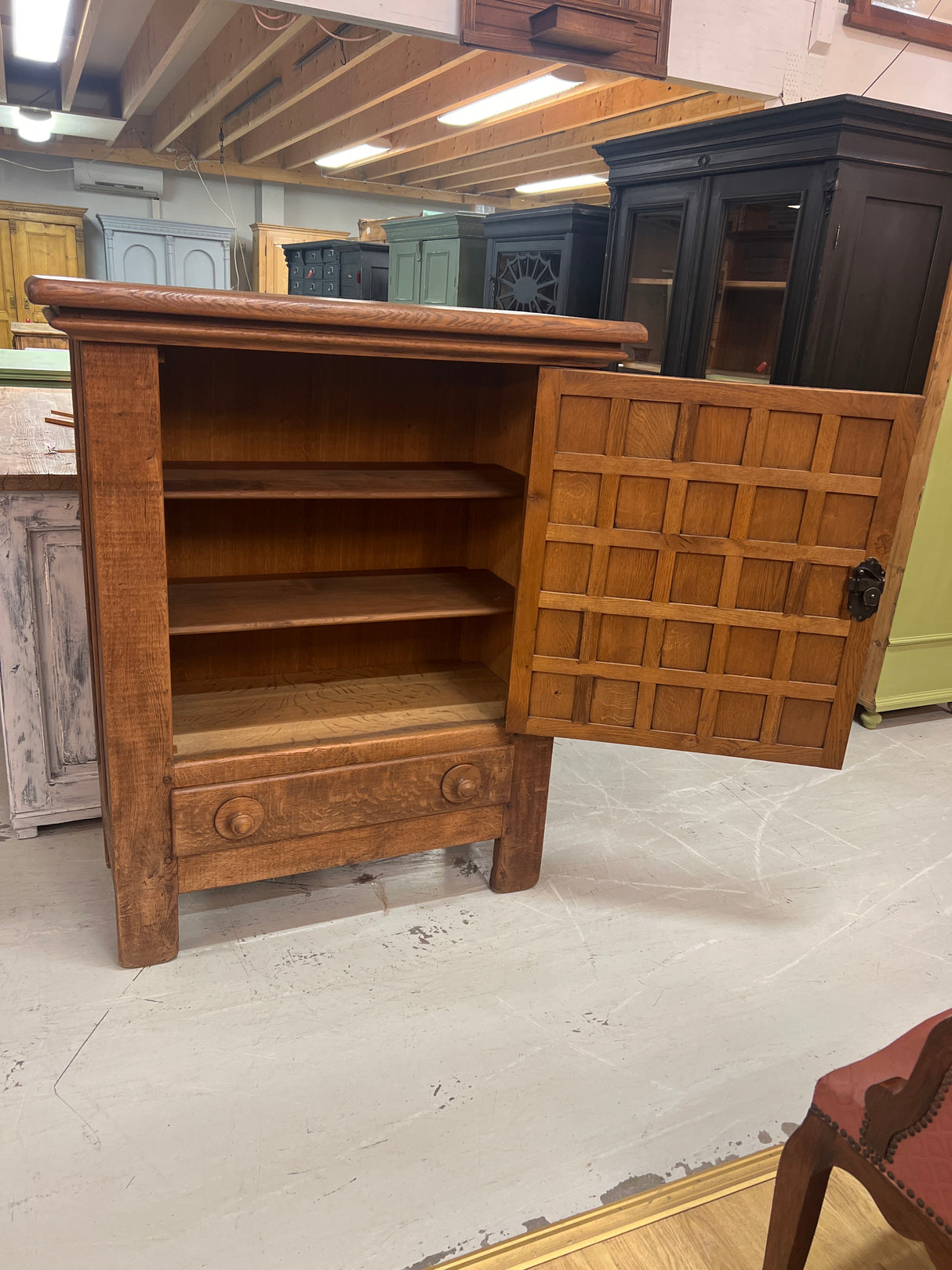 Massiivi tamminen ”pankkiiri kaappi” L. 111,5cm, S. 51cm ja K. 133cm