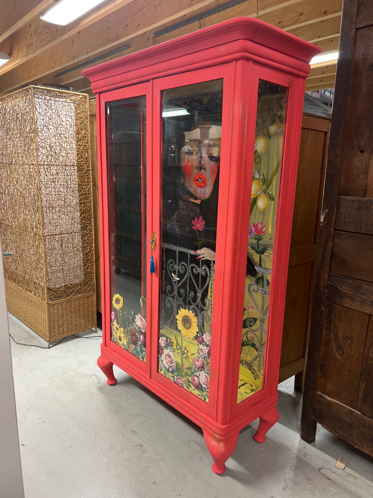 Upea vitriinikaappi L. 112cm, S. 46cm ja K. 179,5cm.