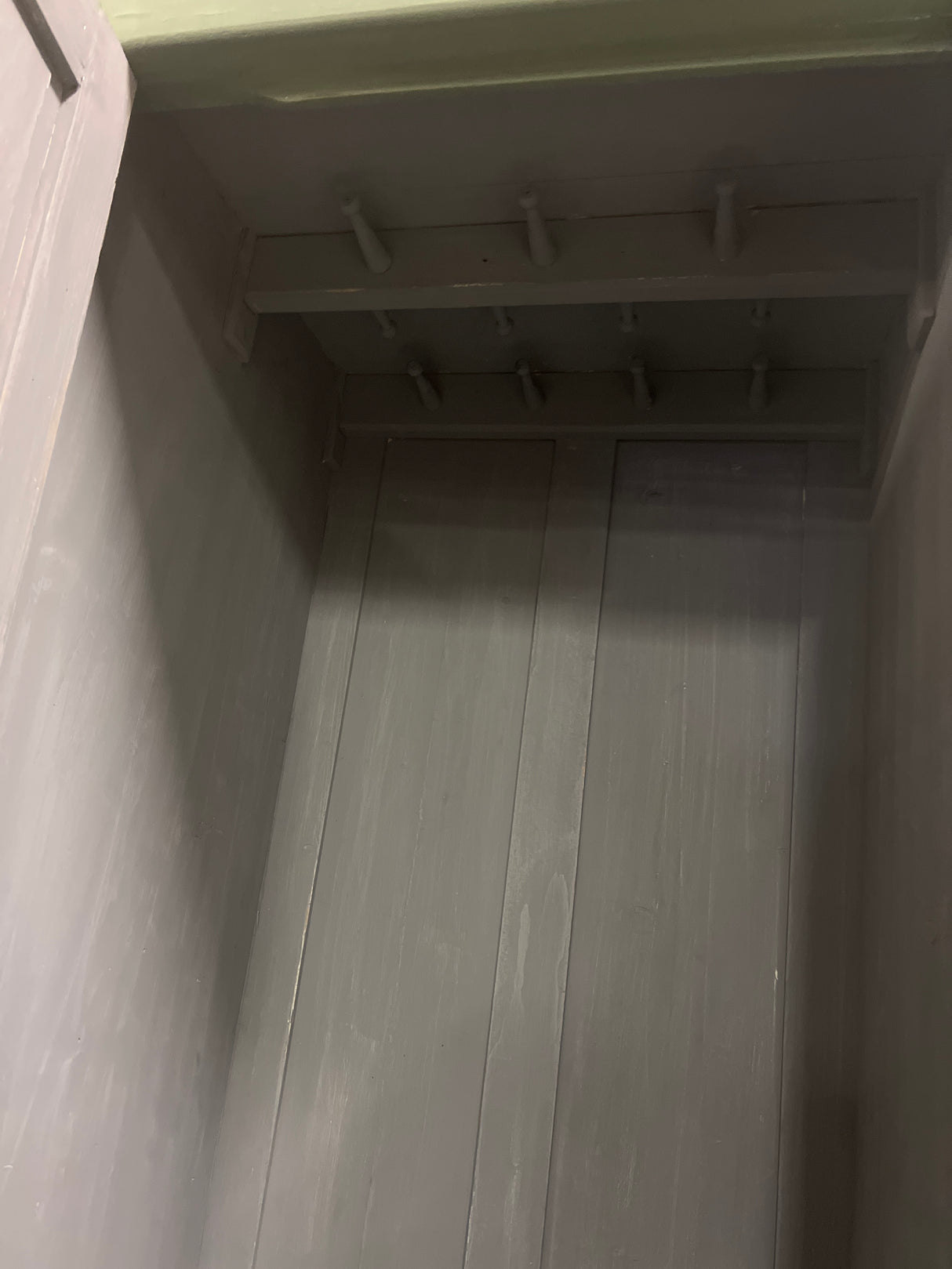 Single-door wardrobe