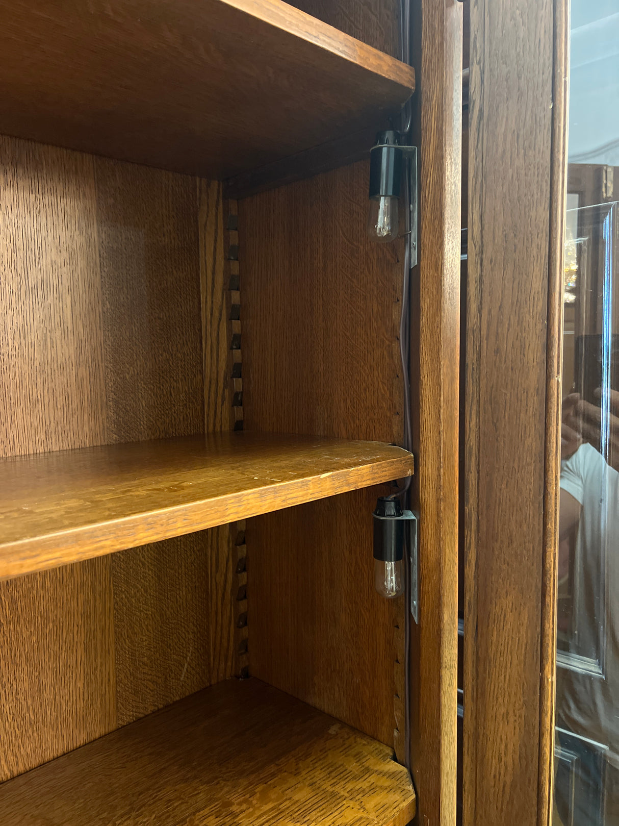 Tyylikäs astia/kirjakaappi L. 121cm, S. 51cm ja K. 225cm