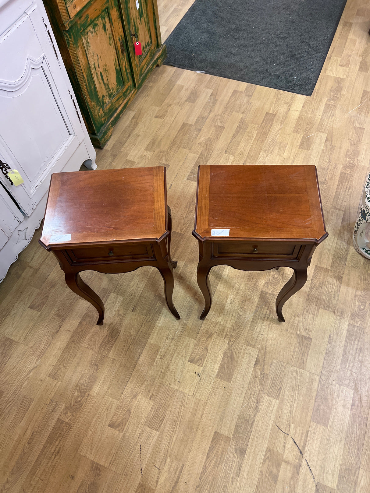 Yöpöydät 2 kpl L. 38,5cm, S. 29cm ja K. 68cm