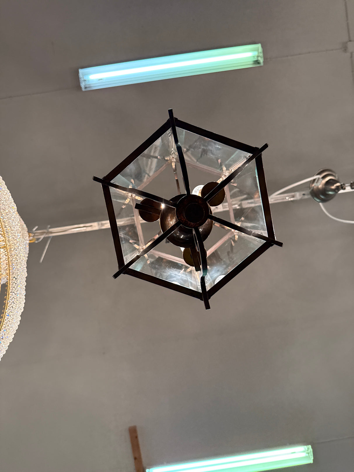 Upea aulakruunu fasettihiotuin lasein