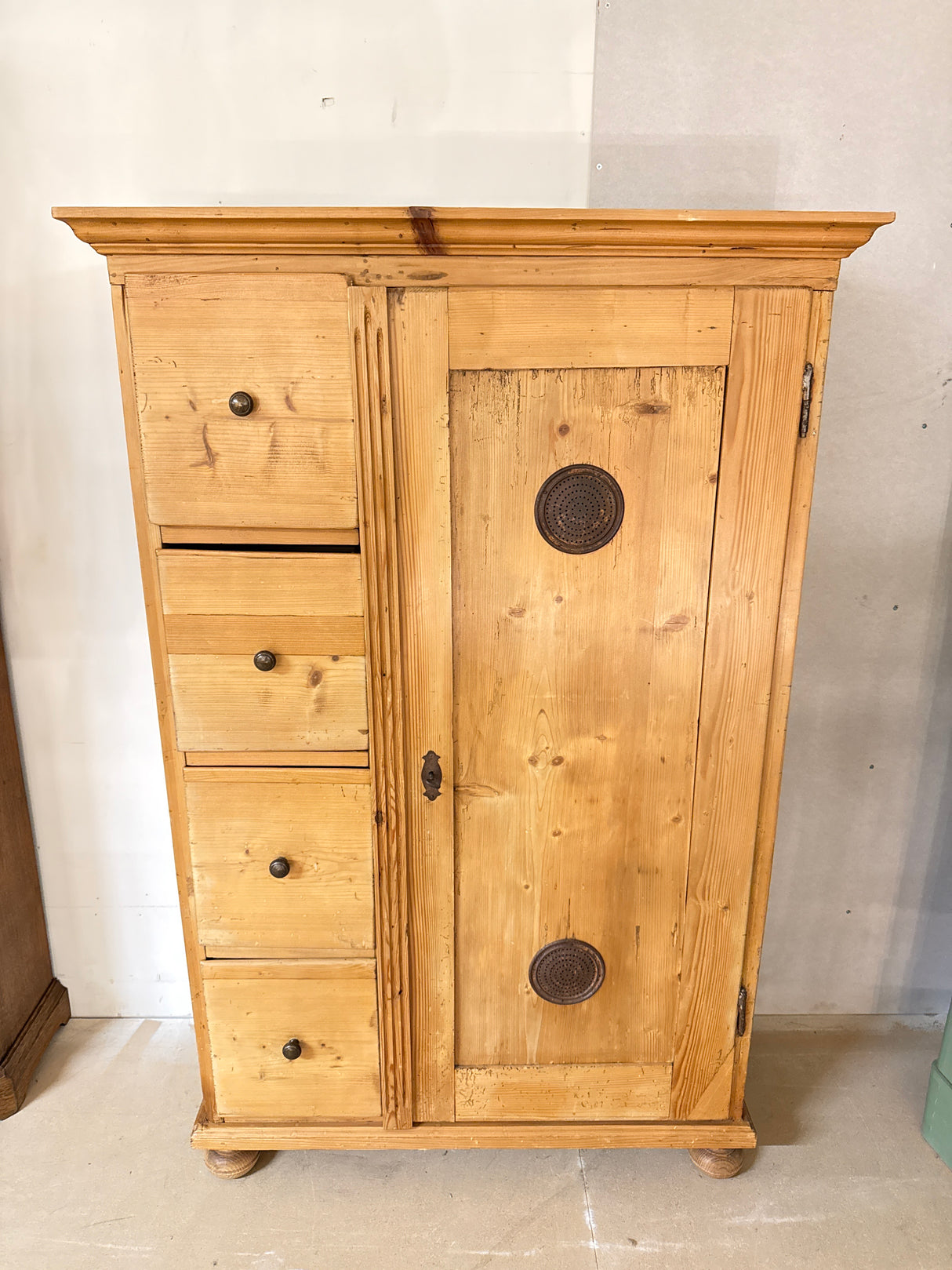 Upea talonpoikais-ruokakaappi L.98cm, S.43.5cm, K.151cm