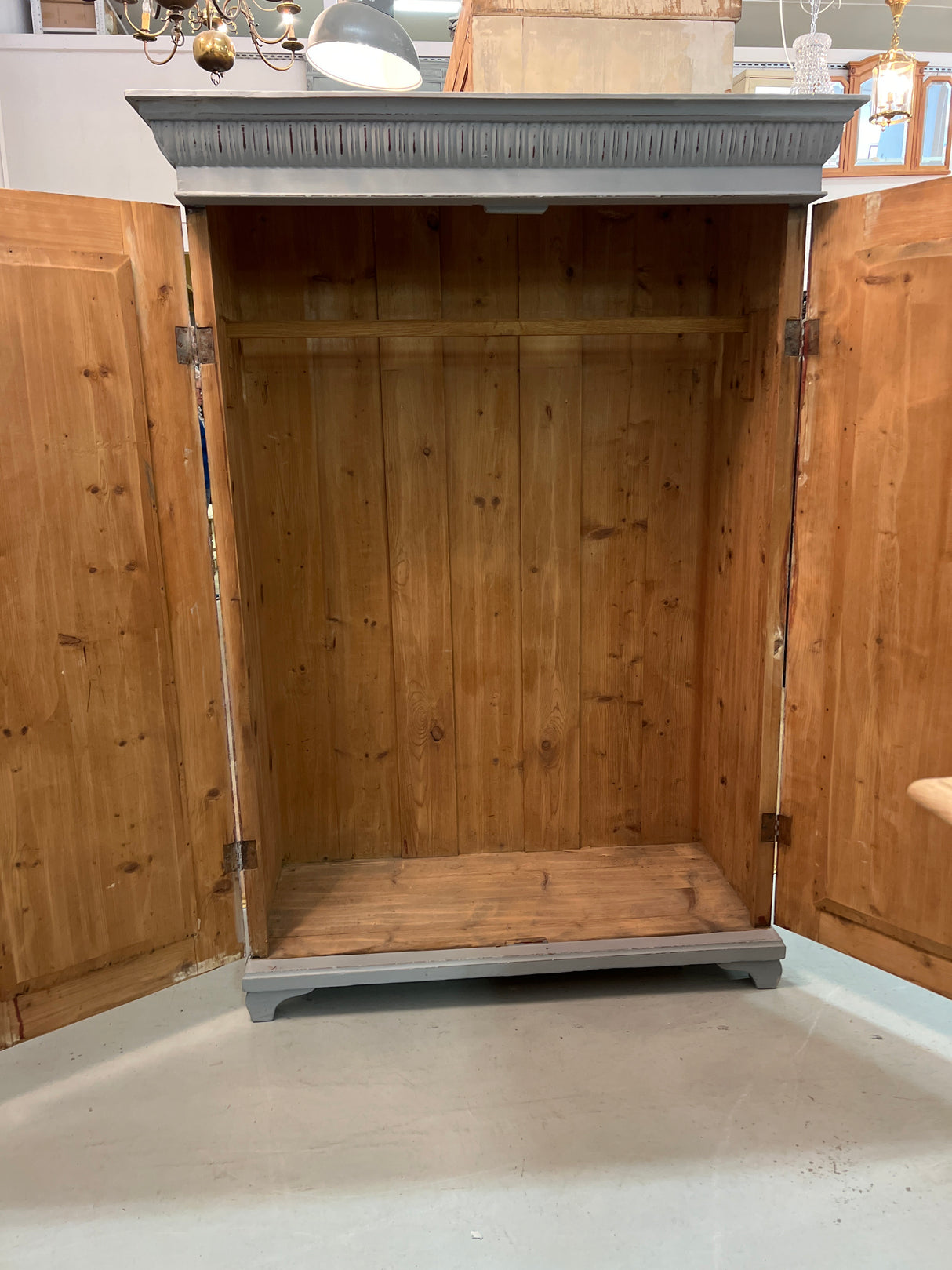 Helmenharmaa vaatekaappi