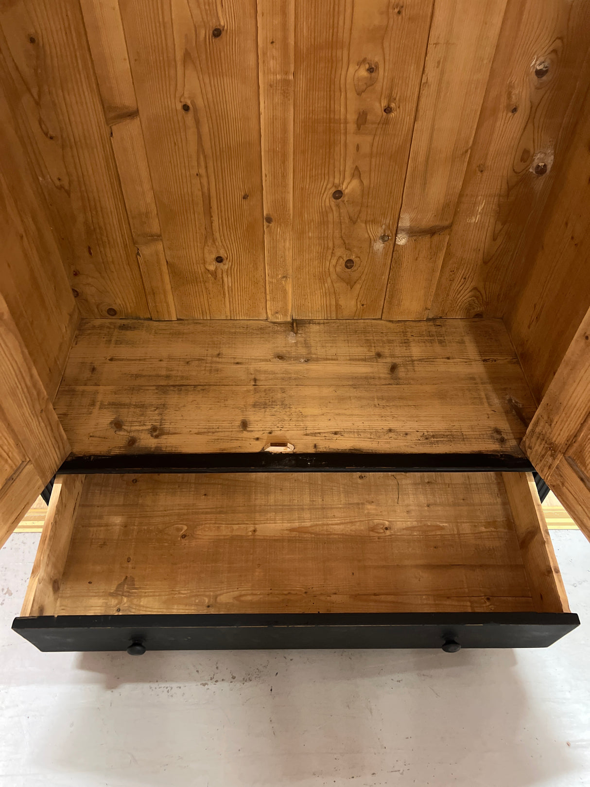 Upea suoralinjainen vaatekaappi L. 122,5cm, S. 52cm ja K. 183cm