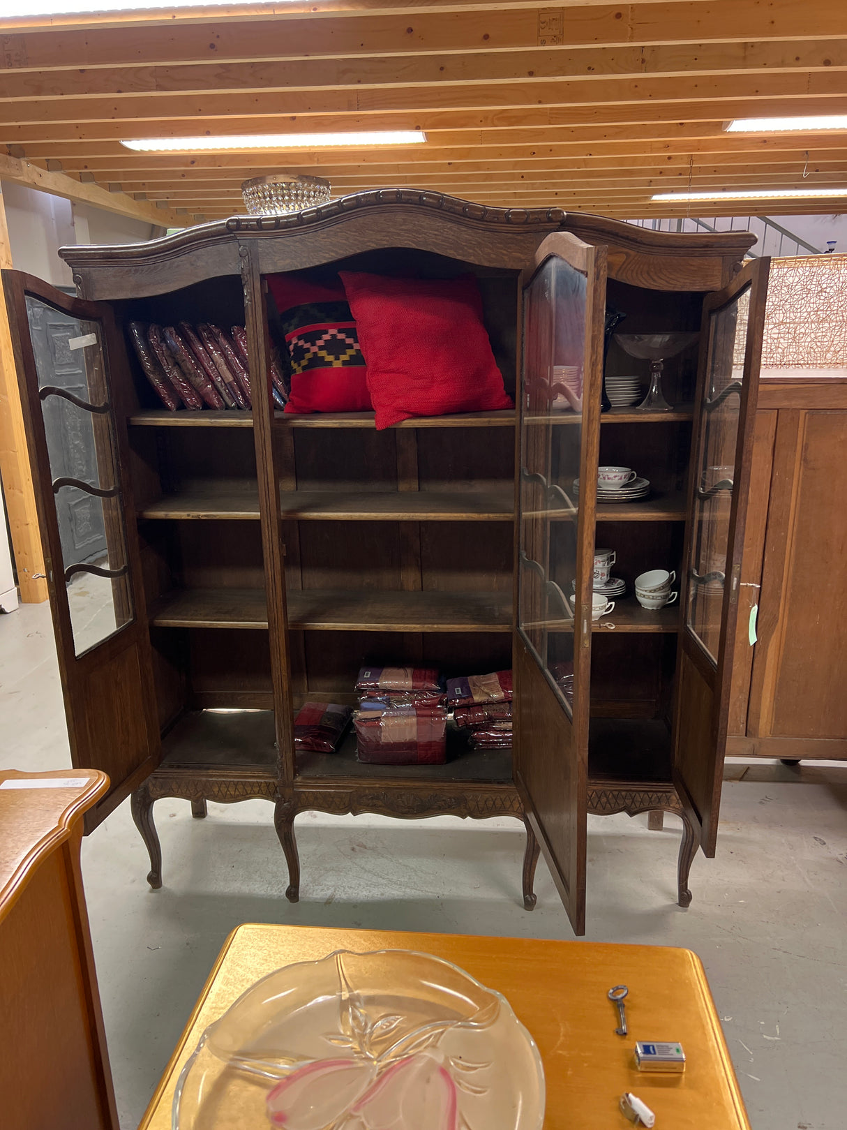 Rokokoo kirja/astiakaappi L. 155cm, S.47cm ja K. 179cm