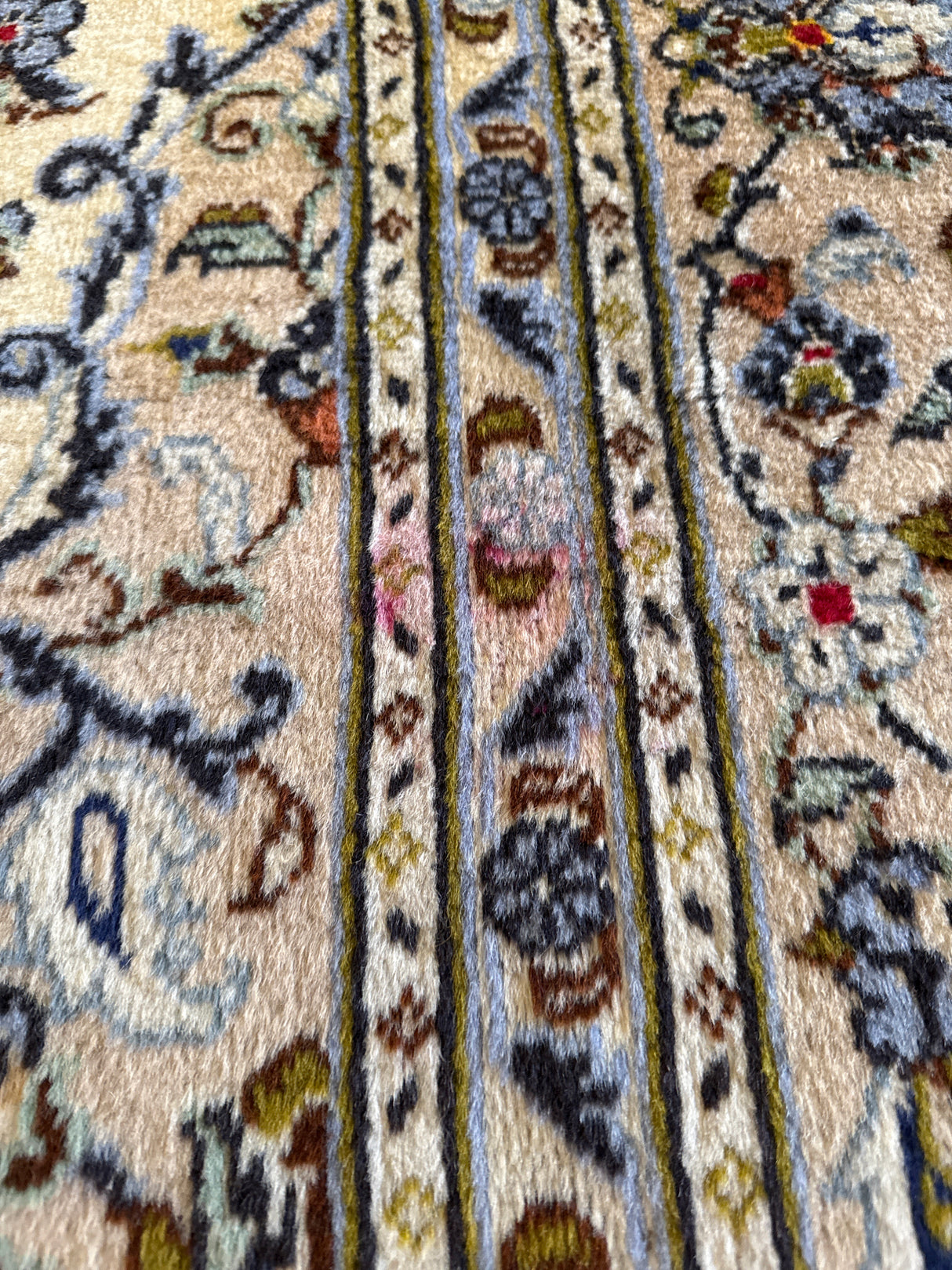 Gorgeous authentic hand-knotted wool rug 308cm x 195cm Kashan