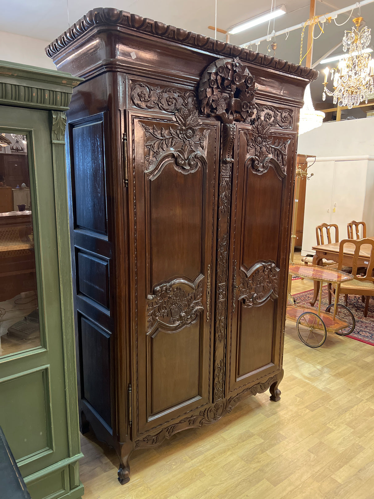 Mahonkinen vaatekaappi