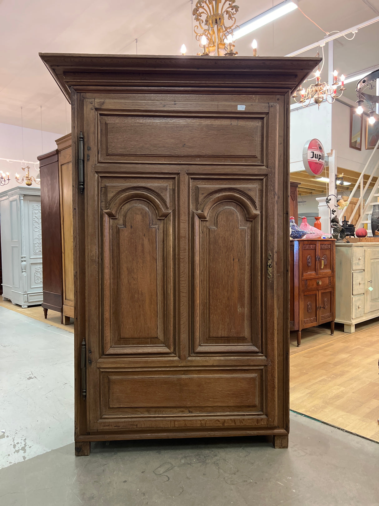 1800-luvun tamminen vaatekaappi