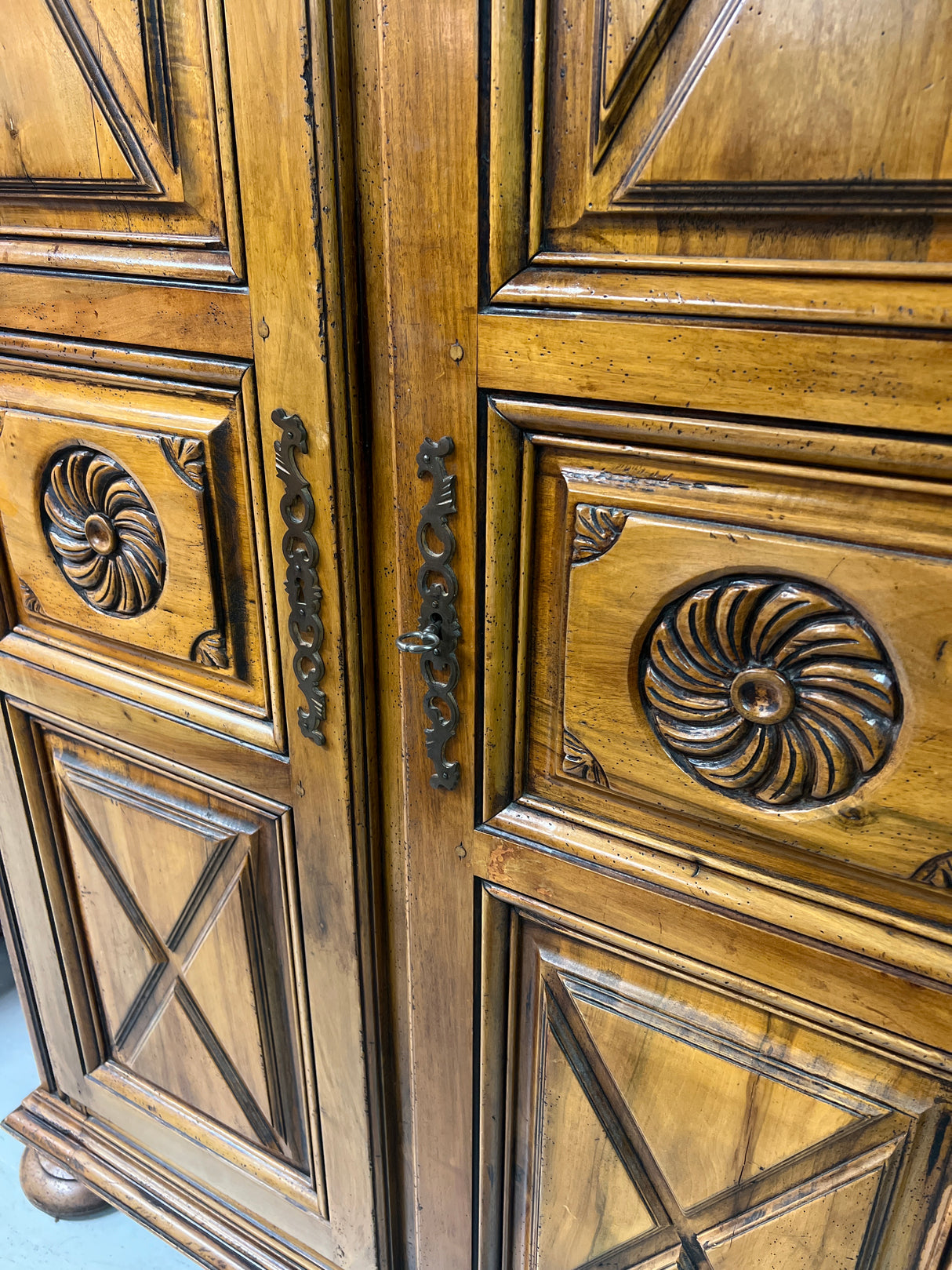 Upea barokki kaappi L. 132,5cm, S. 62,5cm ja K. 187cm