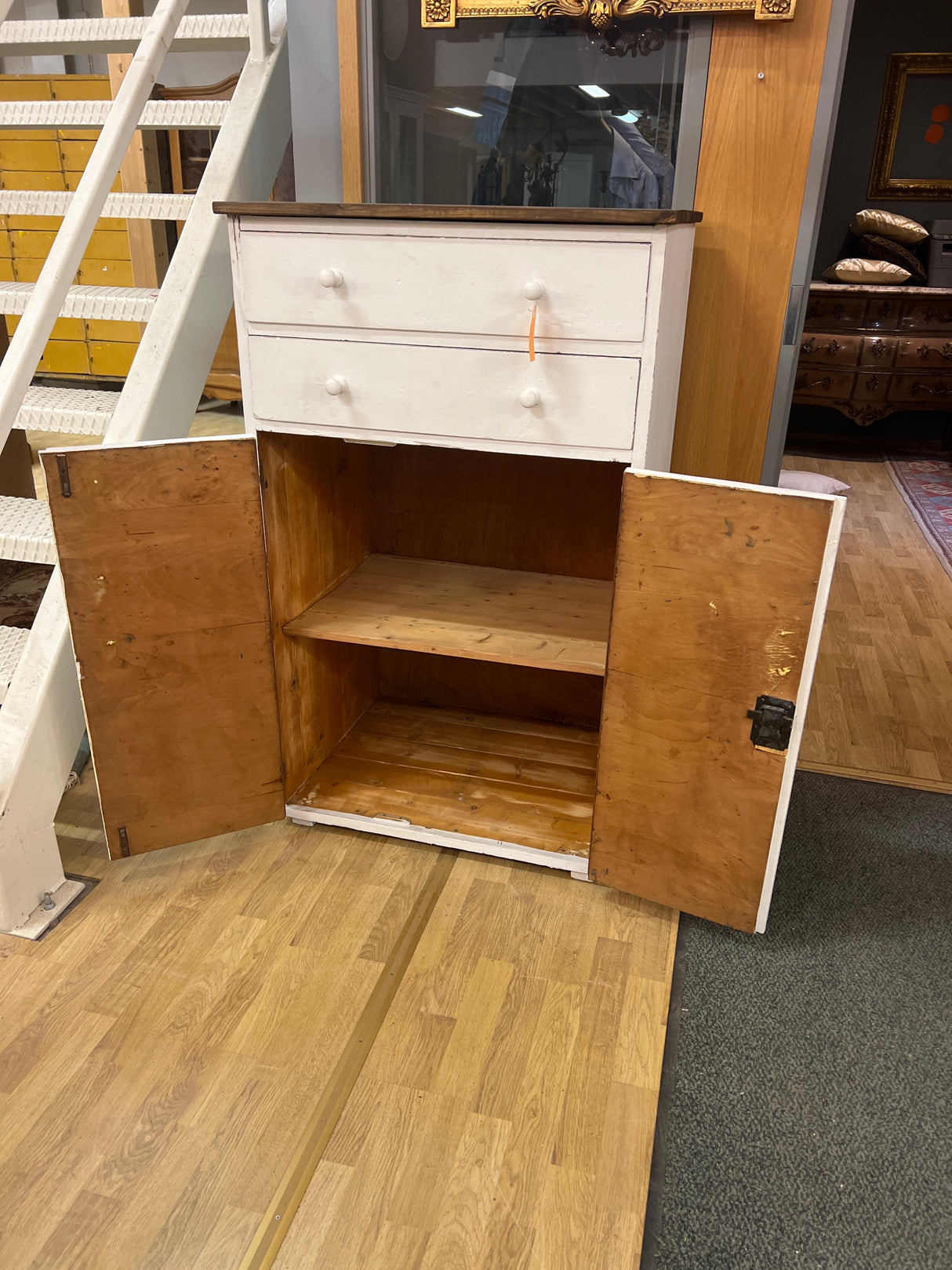 Pieni talonpoikais kaappi kahdella vetolaatikolla L. 73cm, S. 56cm ja K. 120,5cm