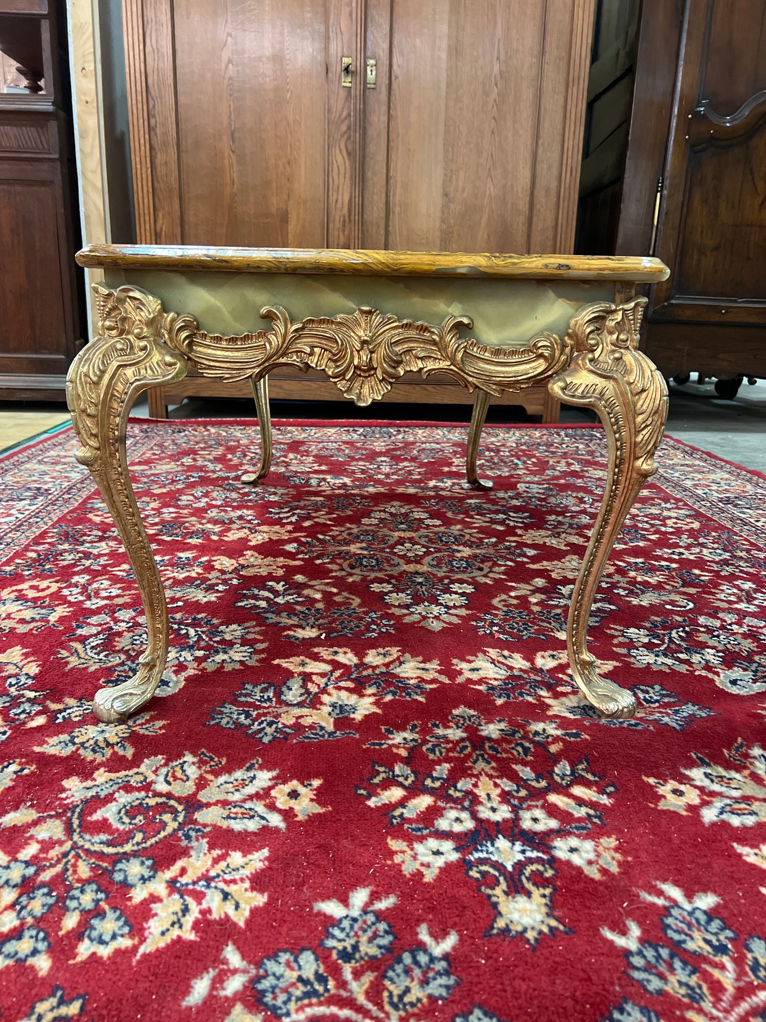 Rokokoo-sohvapöytä marmoria ja pronssia