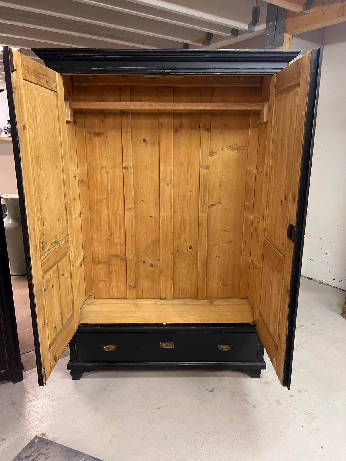 Tyylikäs massiivipuu vaatekaappi L. 128cm, S. 45cm ja K. 185cm