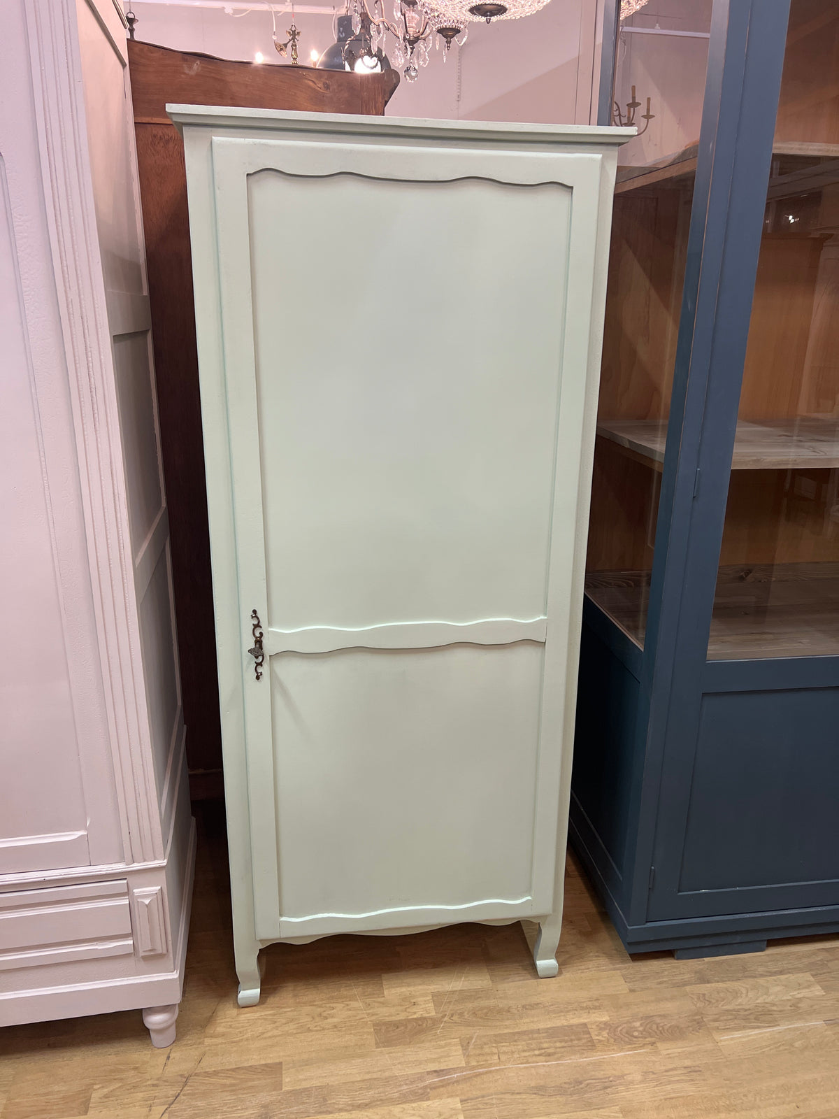 Yksiovinen vaatekaappi L. 74cm, S. 51cm ja K. 170,5cm