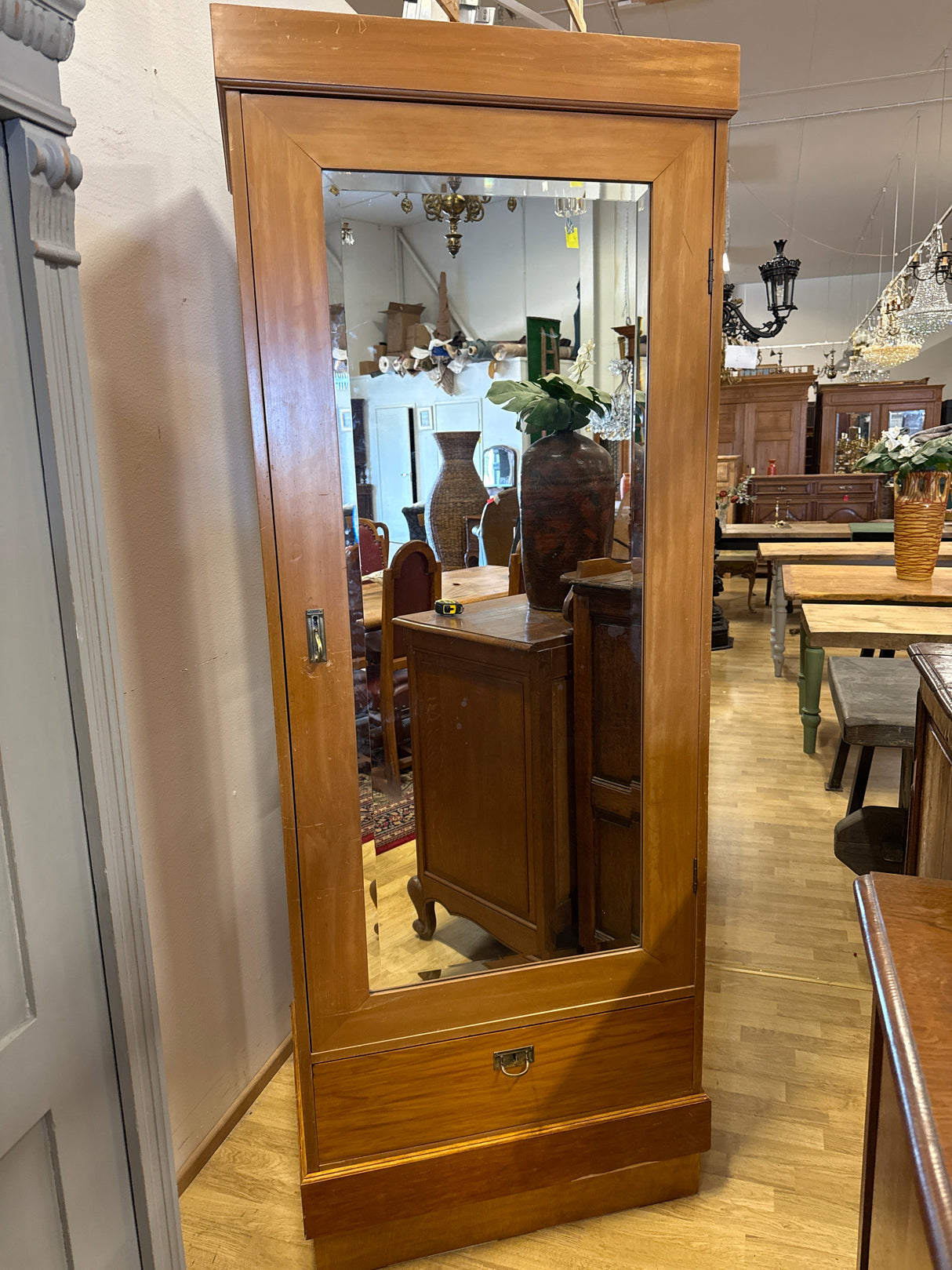 Kotimainen kapea vaatekaappi L.77cm, S.55cm, K.204.5cm