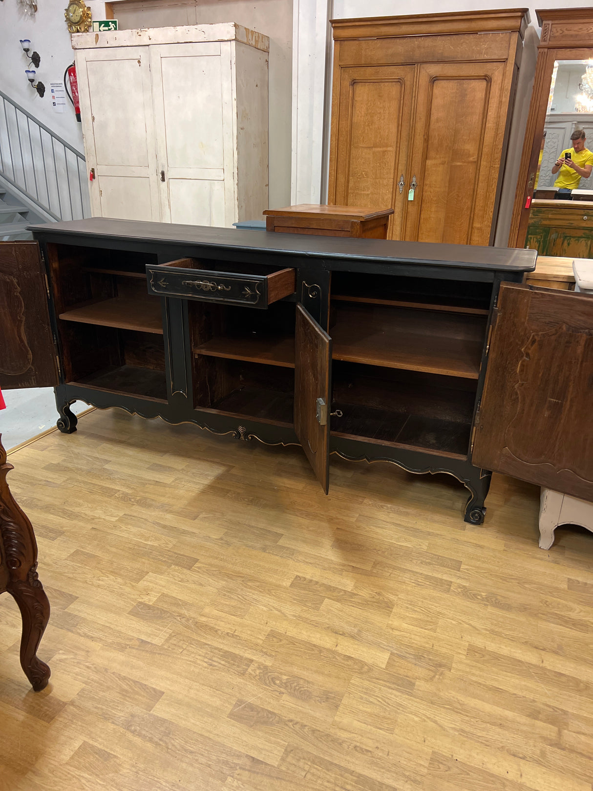 Tyrmäävän kaunis Rokokoo senkki. L. 213cm, S. 50,5cm ja K. 101cm.