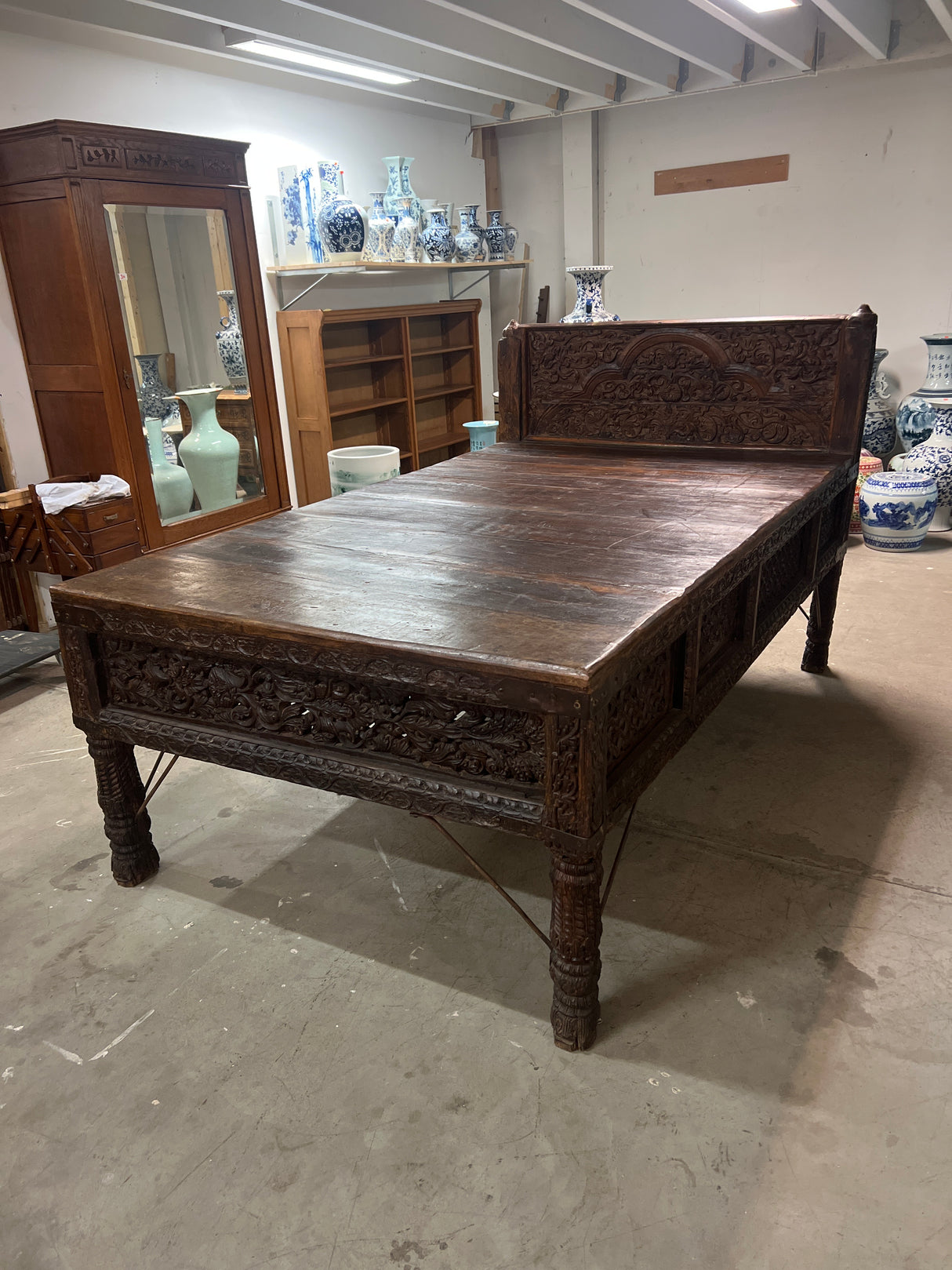 Magnificent 19th-century daybed/couch bed, length 214cm, width 133cm, and height 123cm. The height of the bed section is 79cm.