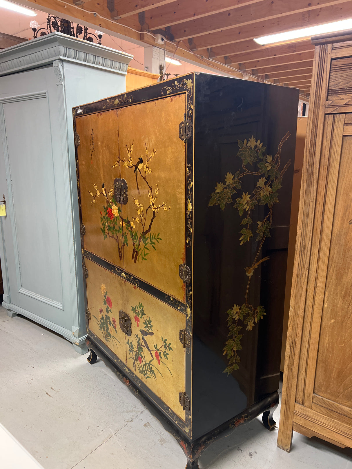 Aasialainen kaappi L. 99,5cm, S. 50cm ja K. 145,5cm.