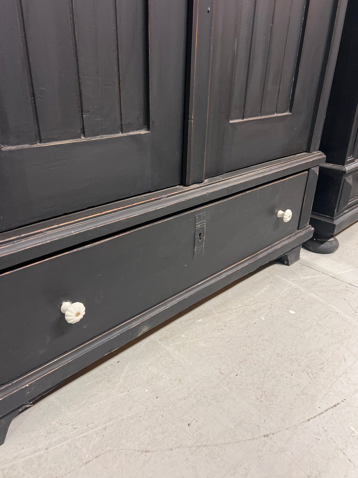 Black wardrobe W. 107.5cm, D. 55cm and H. 173.5cm.