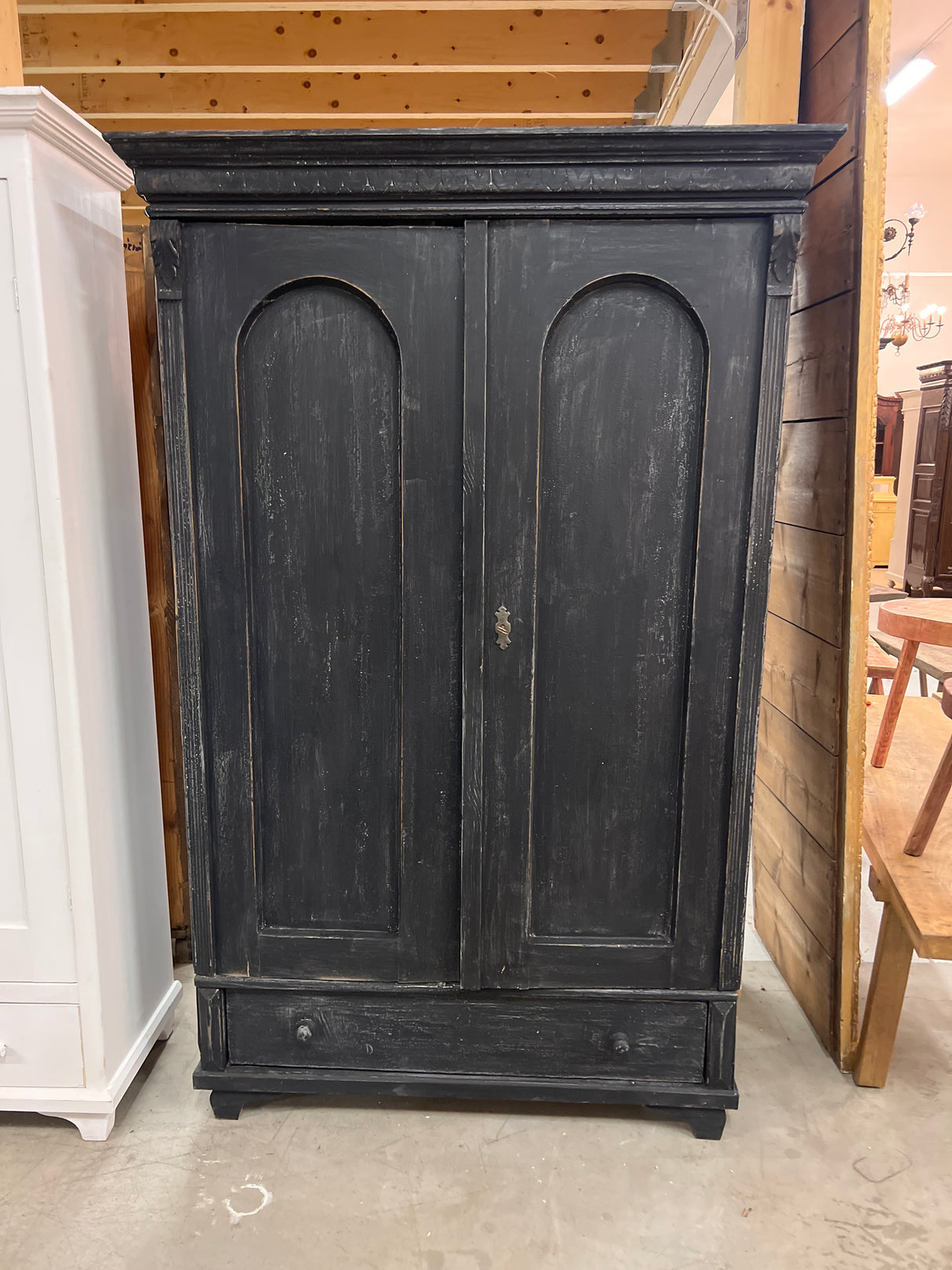 Patina musta vaatekaappi. L. 118cm, S. 54cm ja K. 184,5cm.