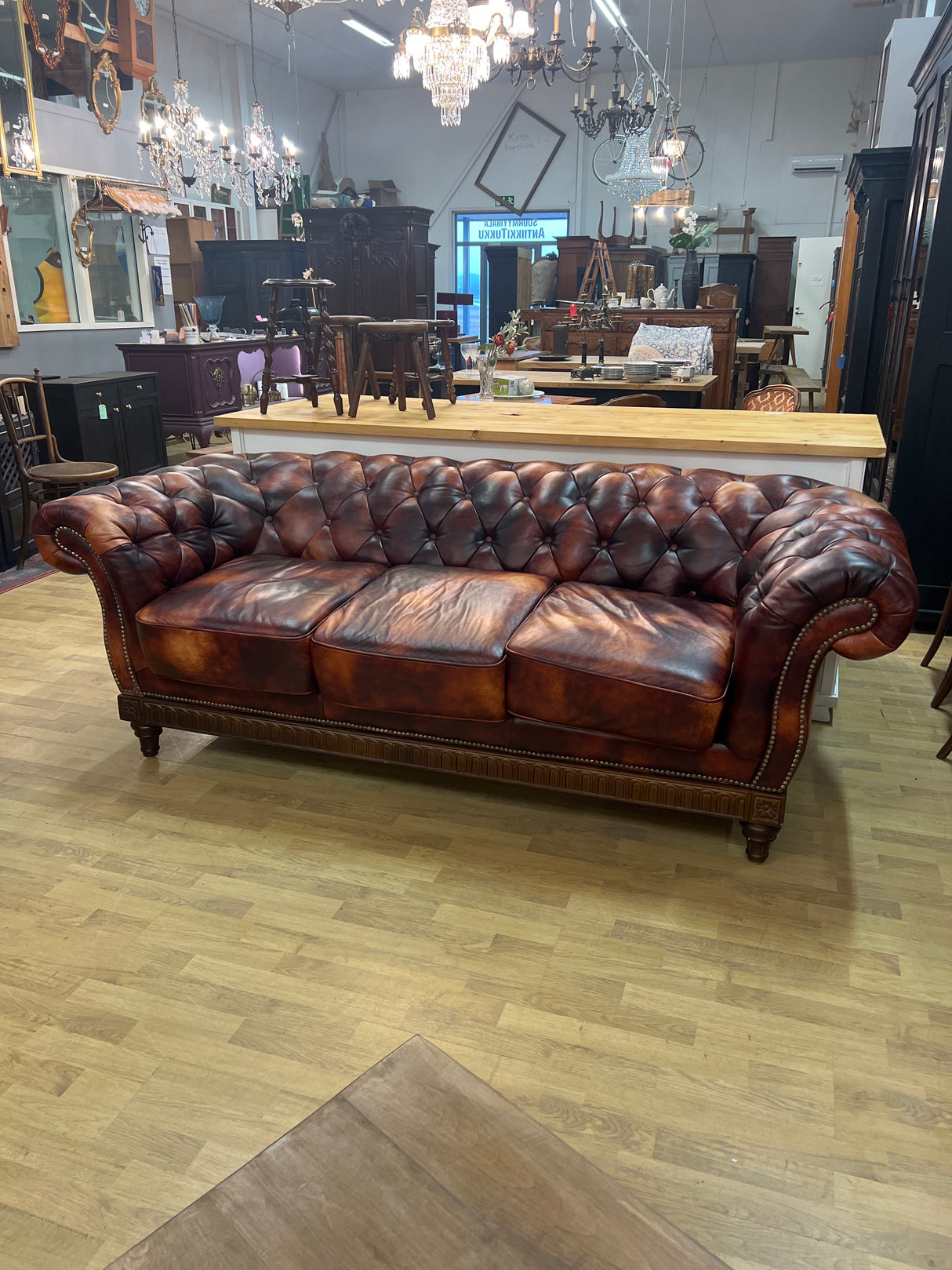 Chesterfield sohva 3-Istuttava L. 220cm, S. N.100cm ja K. 76cm.