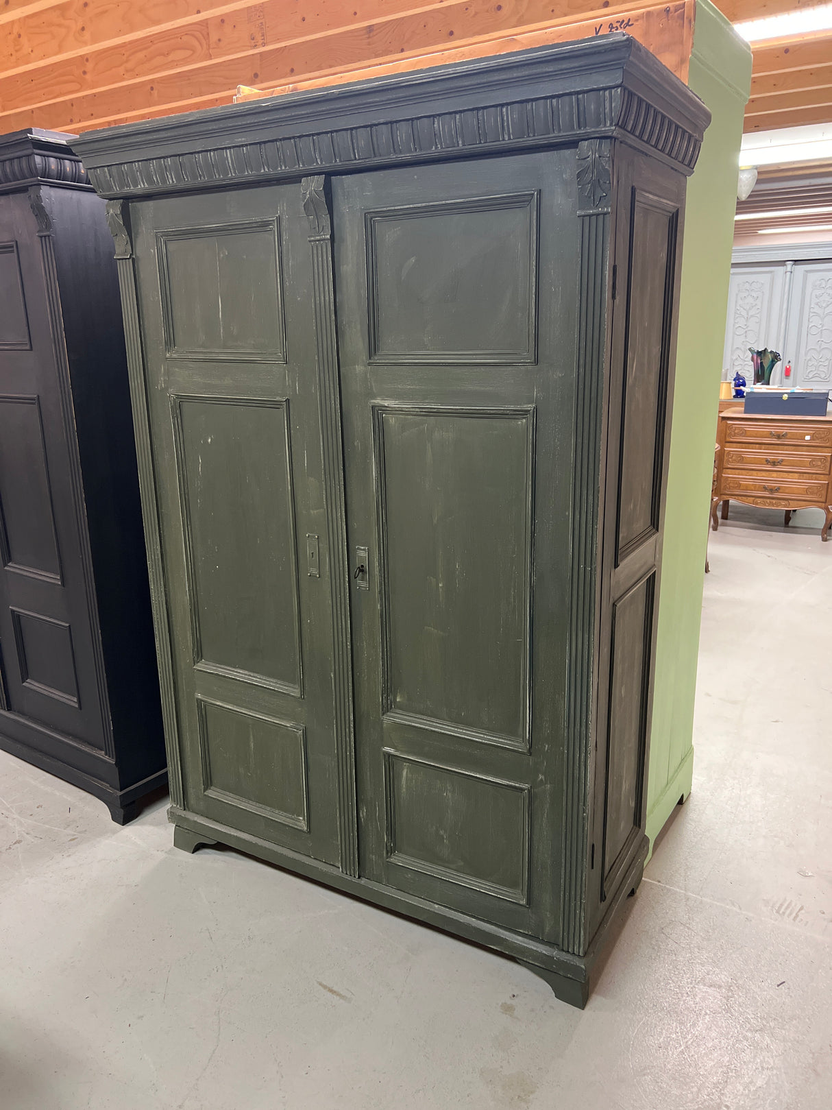 Vihreä vaatekaappi L. 123,5cm, S. 53,5cm ja K. 175,5cm