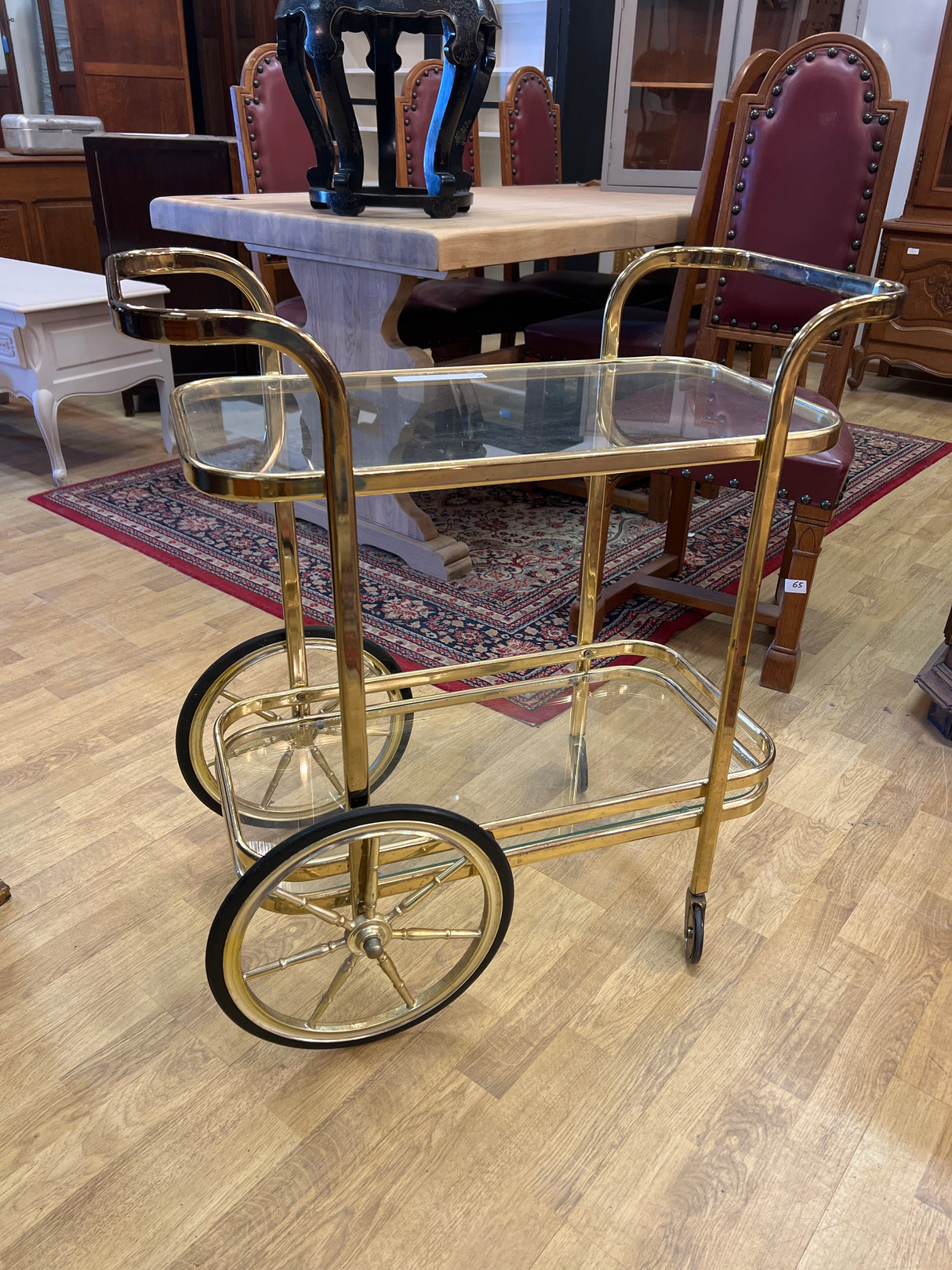 Messinkinen tarjoiluvaunu L. 75,5cm, S. 38,5cm ja K. 81,5cm