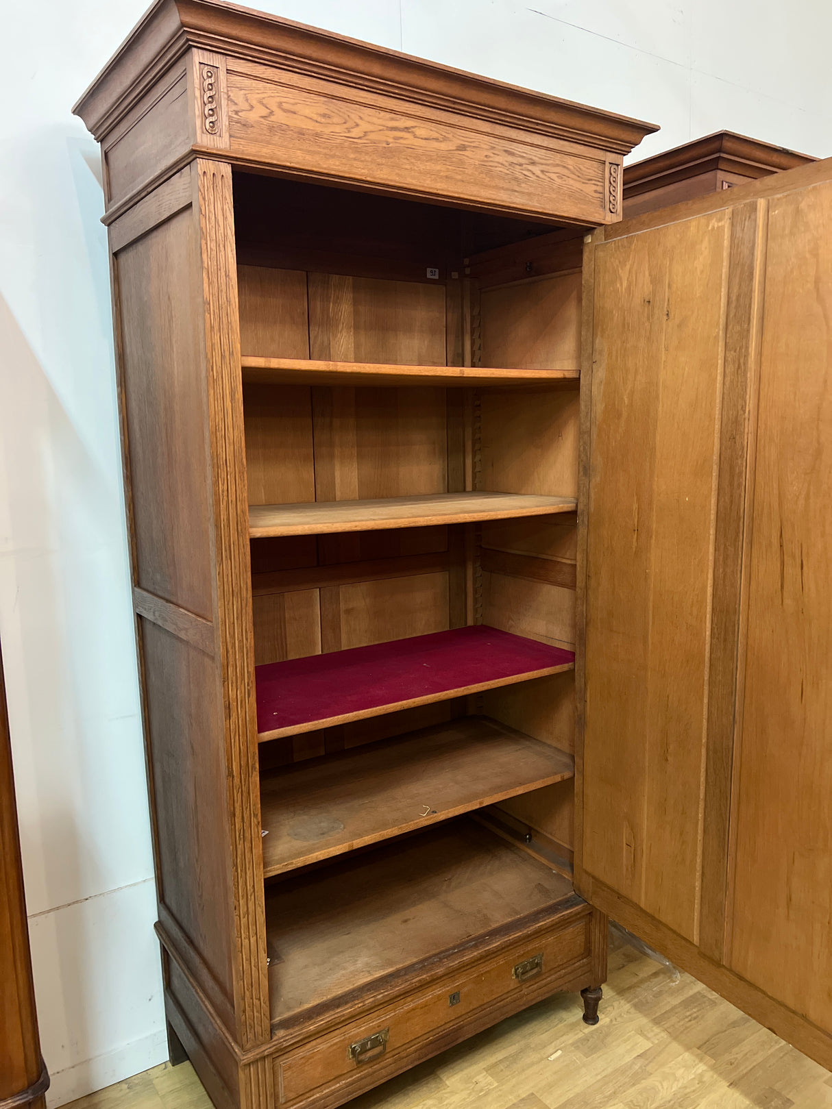 Upea yksiovinen jugend vaatekaappi L. 111cm, S. 60cm ja K. 222cm.