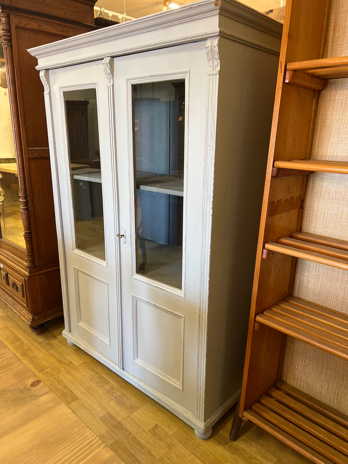 Kaunis vaalean harmaa vitriinikaappi L. 123cm, S. 57cm ja K. 179cm