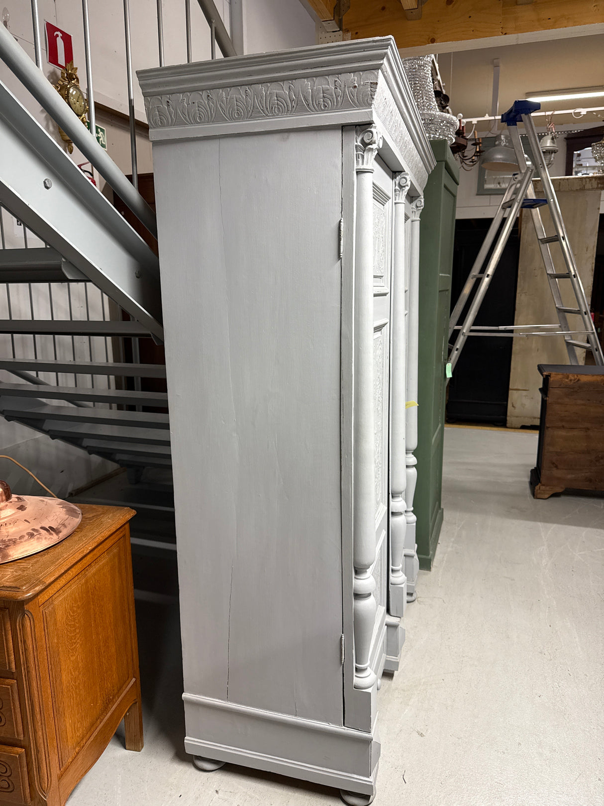 Upea helmenharmaa antiikkikaappi