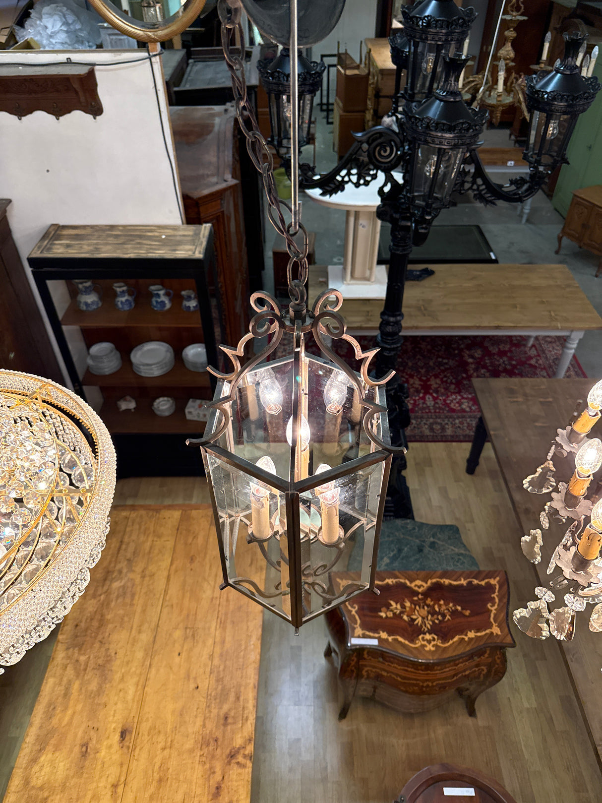 Upea aulakruunu fasettihiotuin lasein