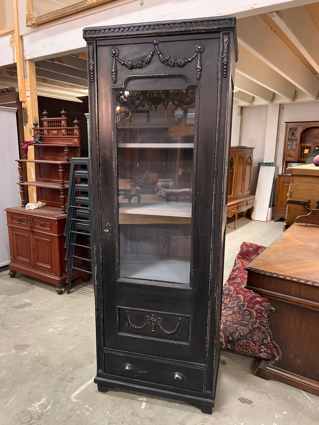 Kaunis empire vitriini L. 72,5cm, S. 55,5cm ja K. 204cm