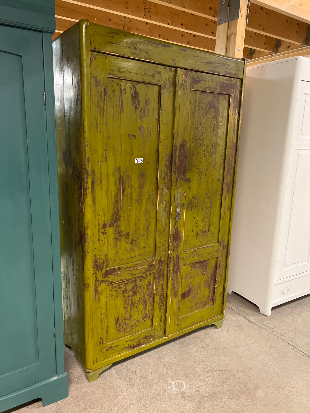 Hieno patinoitunut vaatekaappi L. 111cm, S. 45cm ja K. 187cm.