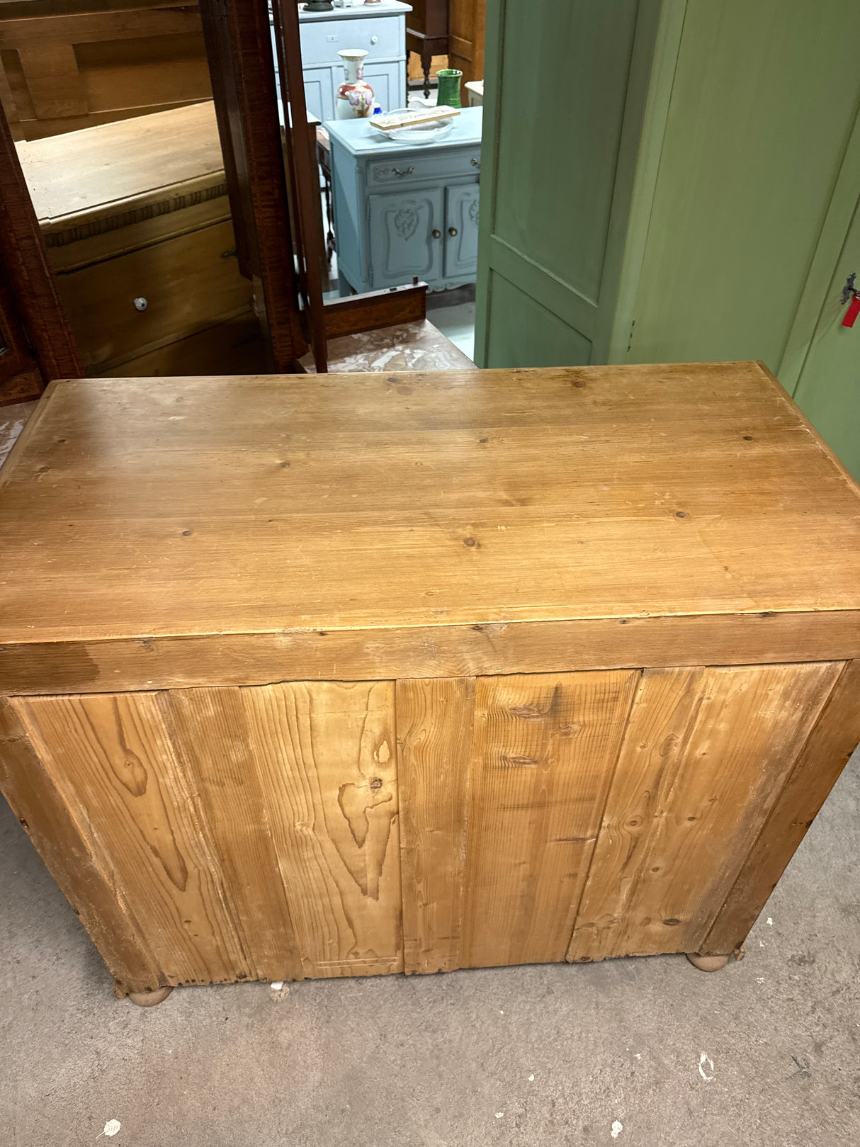 Peasant chest of drawers W.127cm, D.65cm, H.107cm
