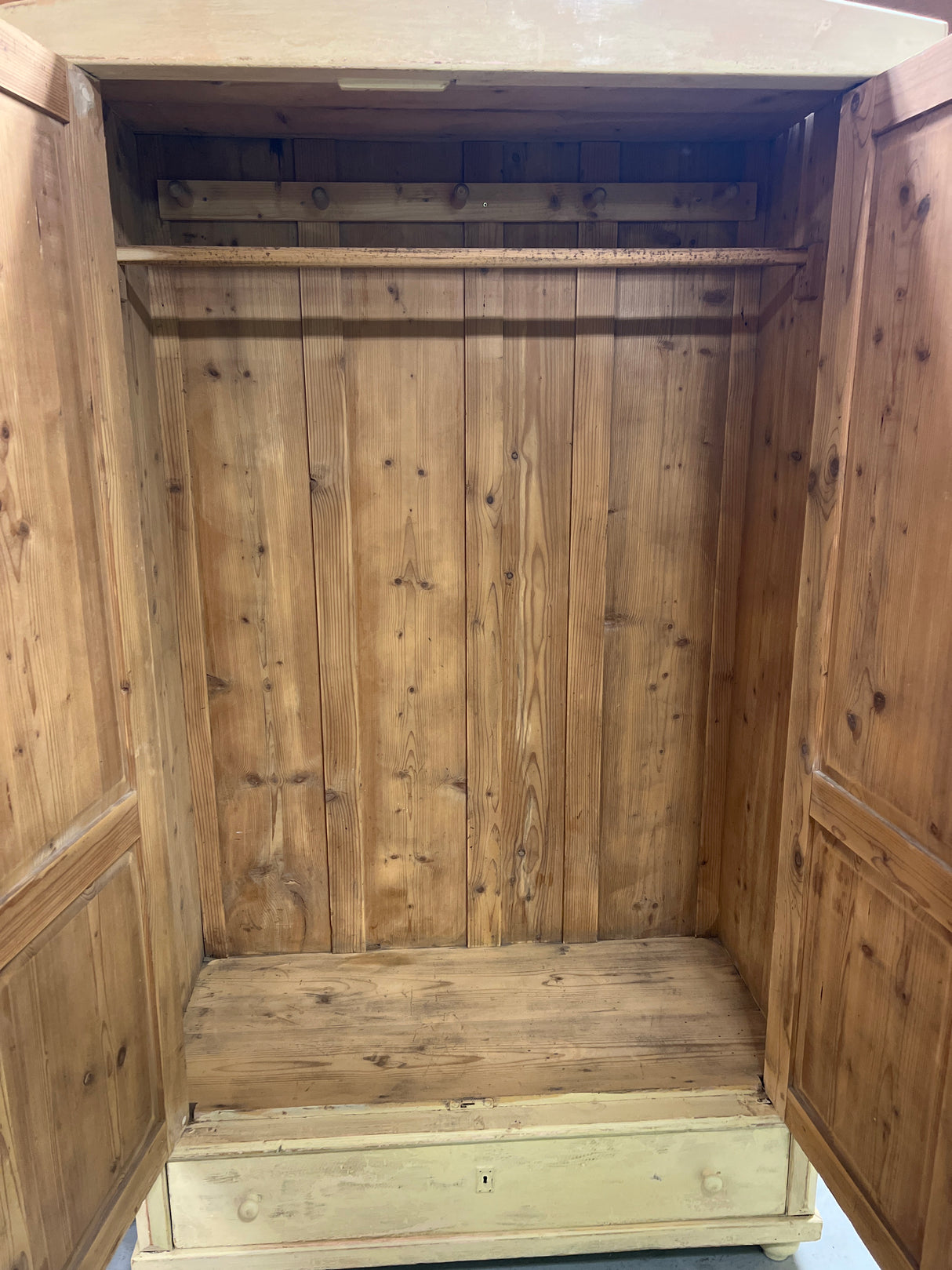 Kellertävä vaatekaappi 1910-luvulta L. 113,5cm, S. 53cm ja K. 194cm.