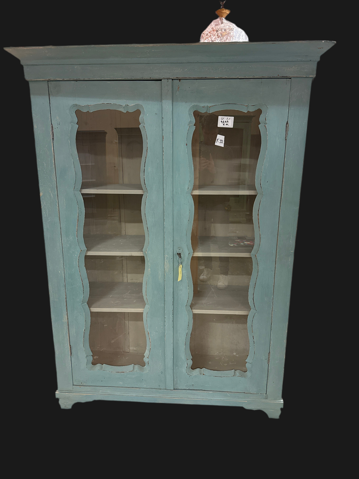 Turkoosi virtriinikappi L.135.5cm, S.52cm, K.182.5cm