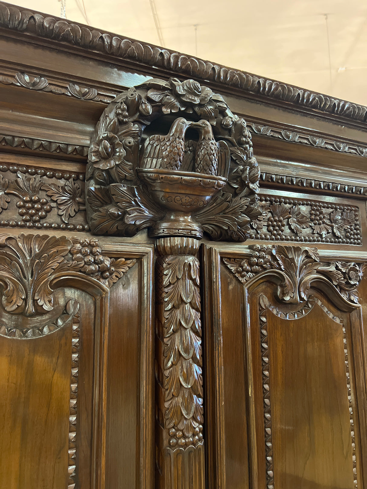 Mahonkinen vaatekaappi