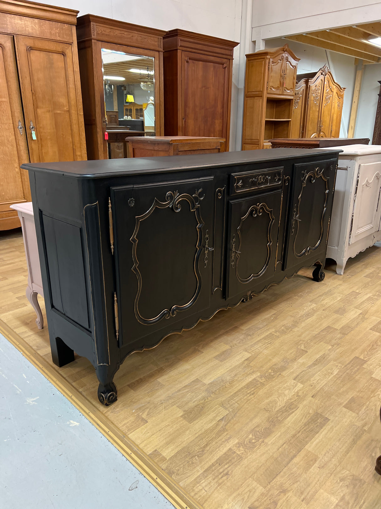 Tyrmäävän kaunis Rokokoo senkki. L. 213cm, S. 50,5cm ja K. 101cm.