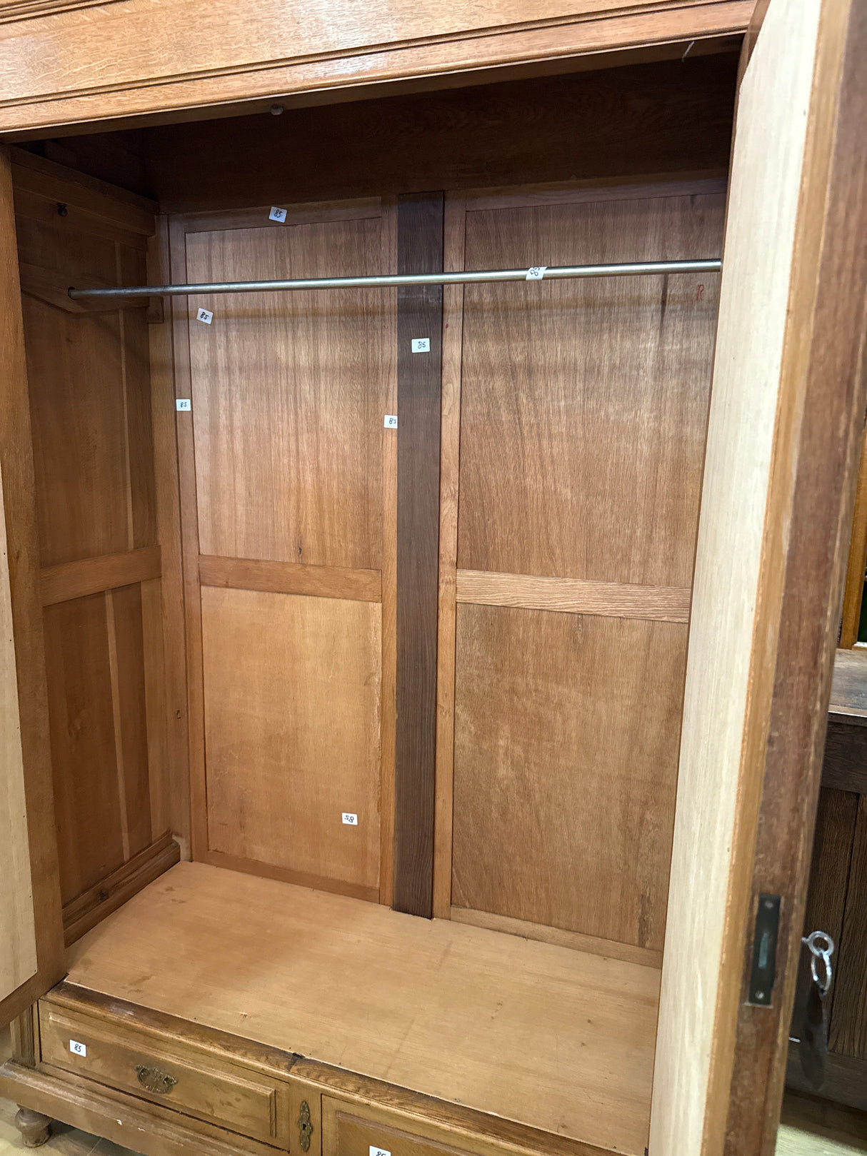 Tammivaatekaappi L.142.5cm,S,56cm, K.(ilman korua) 212cm, korun kanssa 246cm