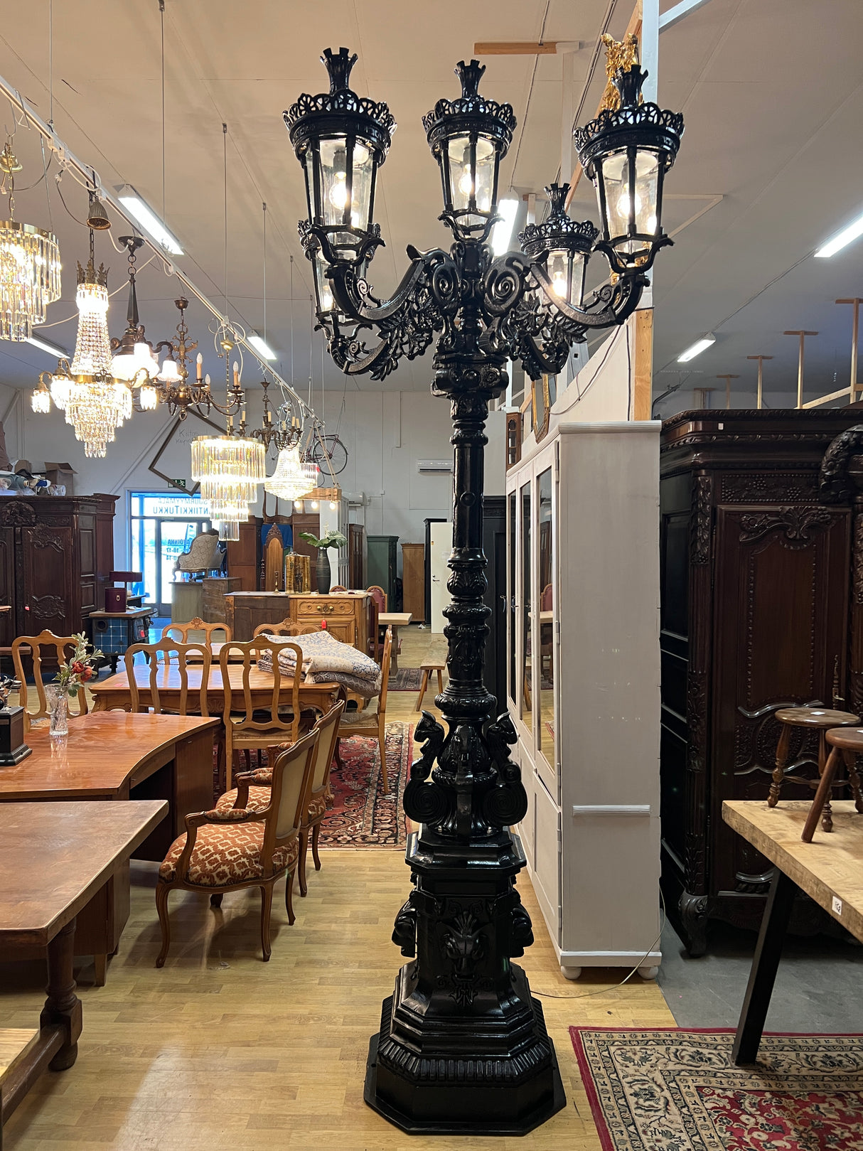 Lyhtypylväs (valurautaa) K. 300cm ja halk. n. 135cm.